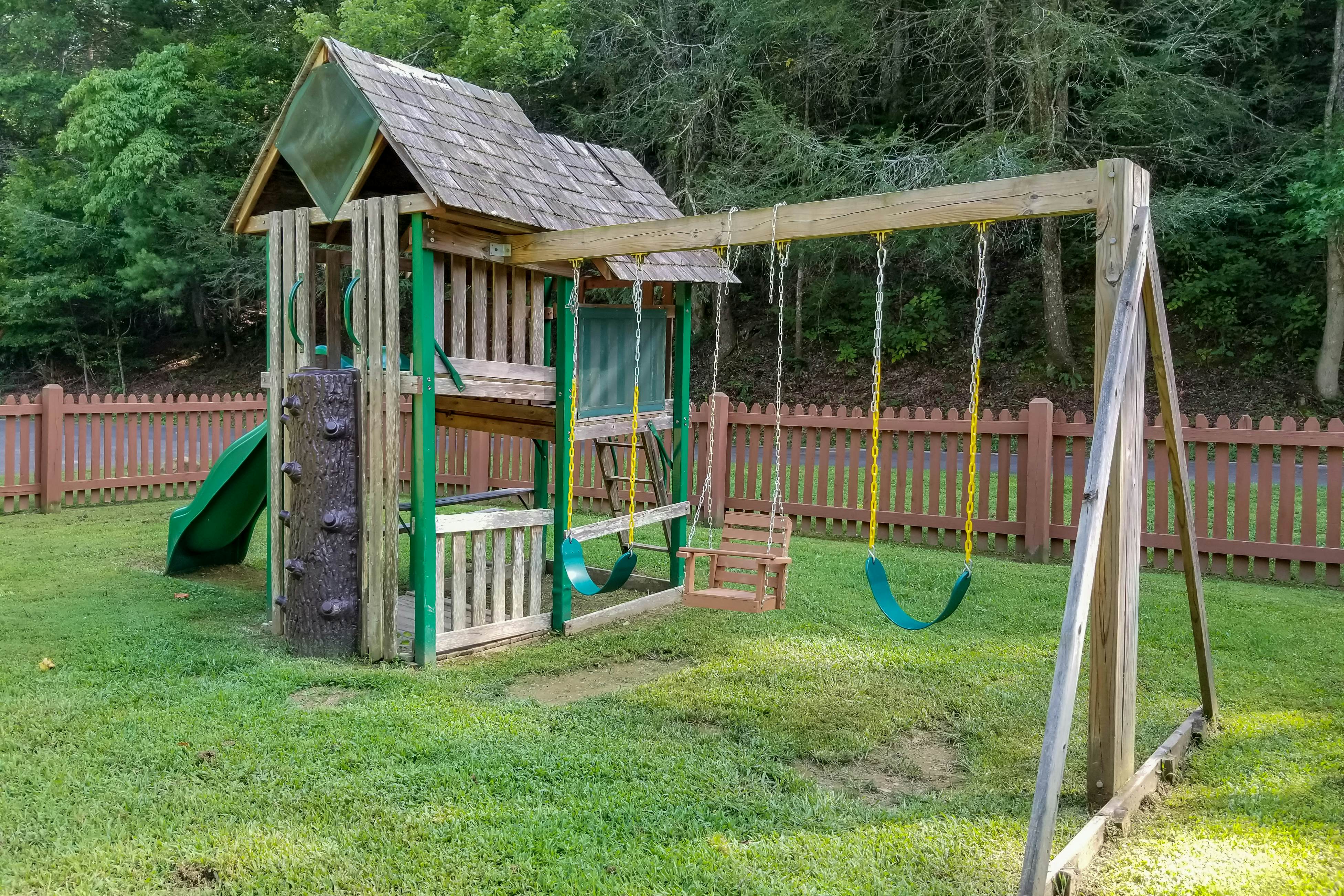 Mtn-view cabin with game room, private hot tub, pool, & free attraction tickets