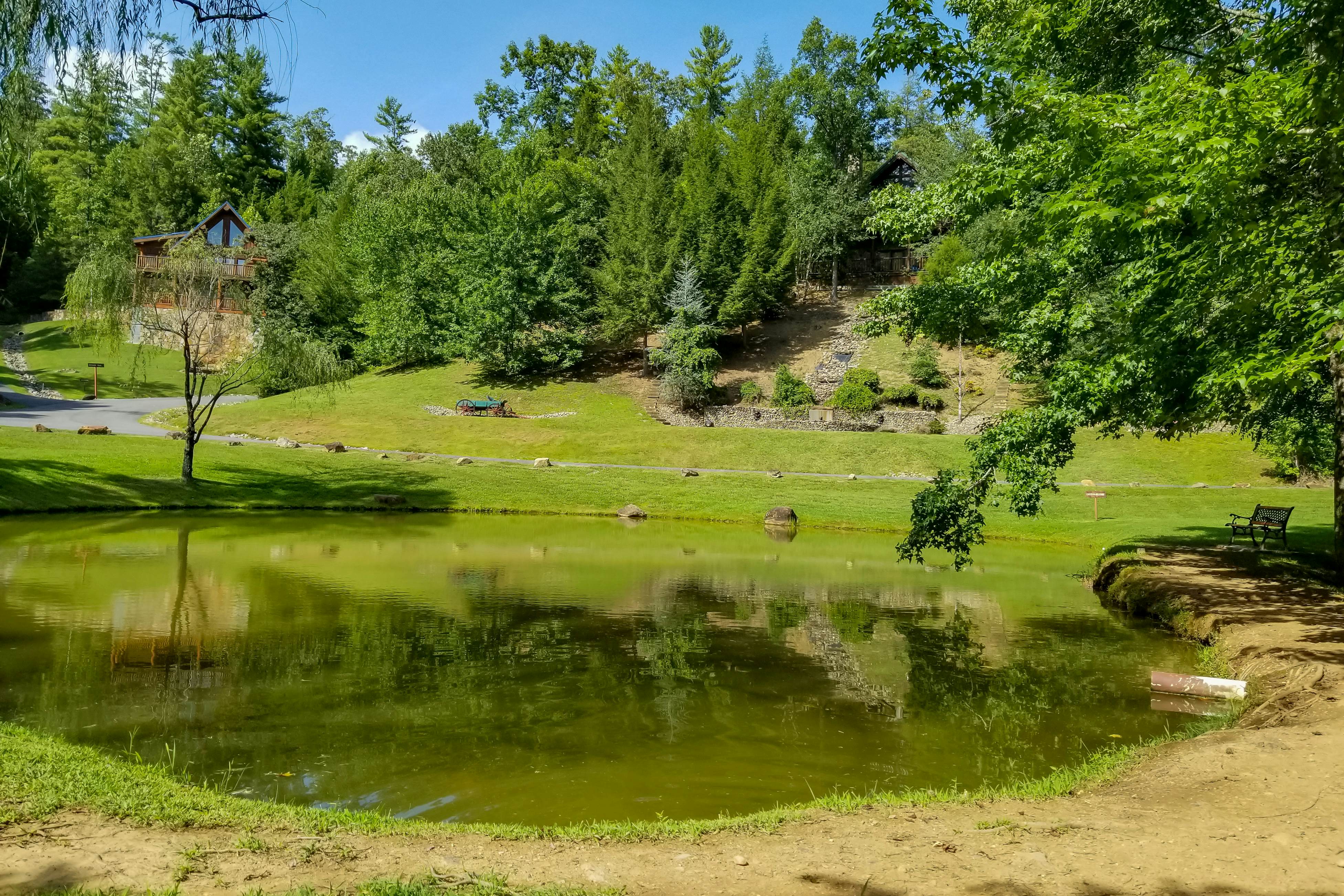 Mtn-view cabin with game room, private hot tub, pool, & free attraction tickets