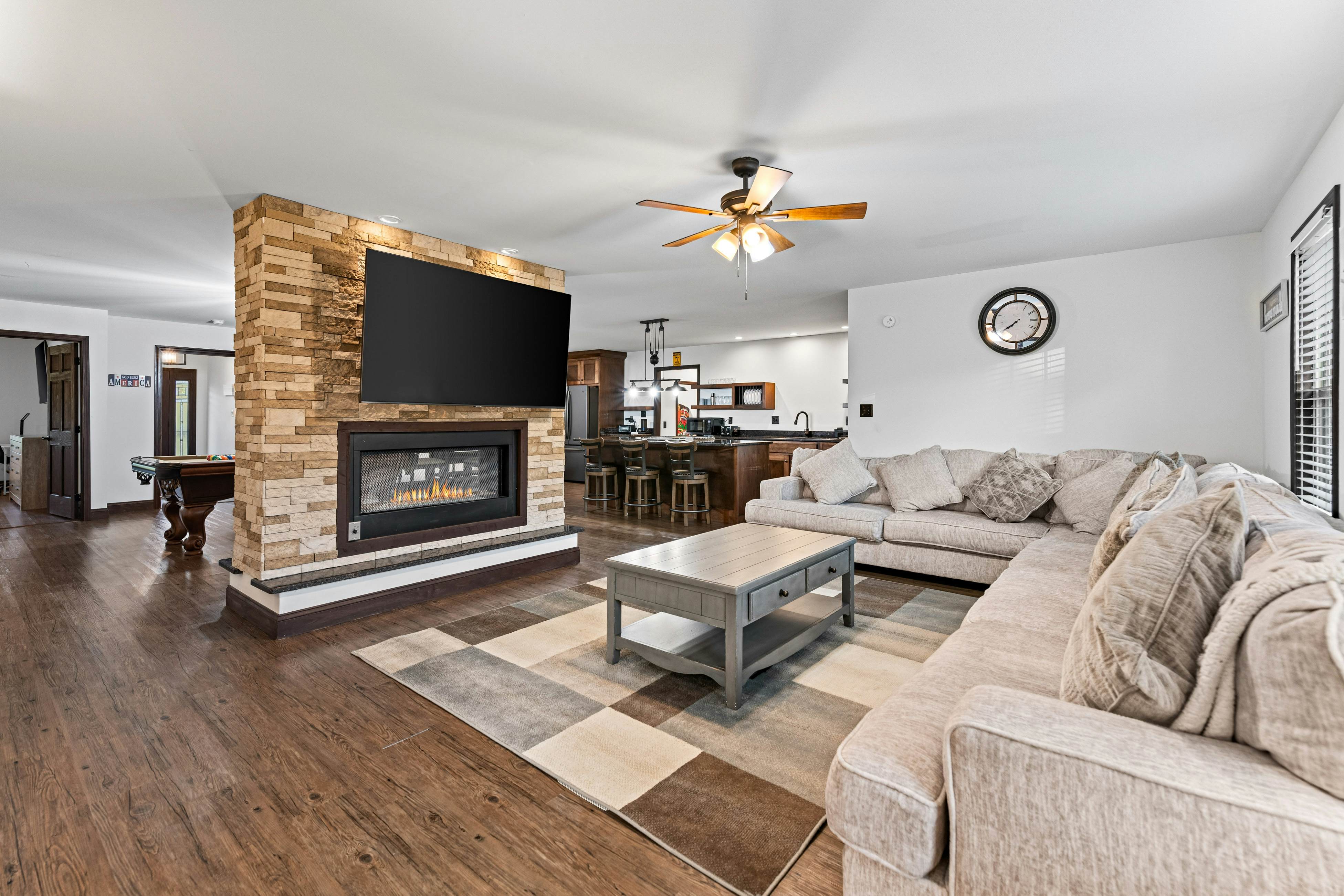 Idyllic Cabin, Sleeps 8・Hot Tub・Games・Free Ticket