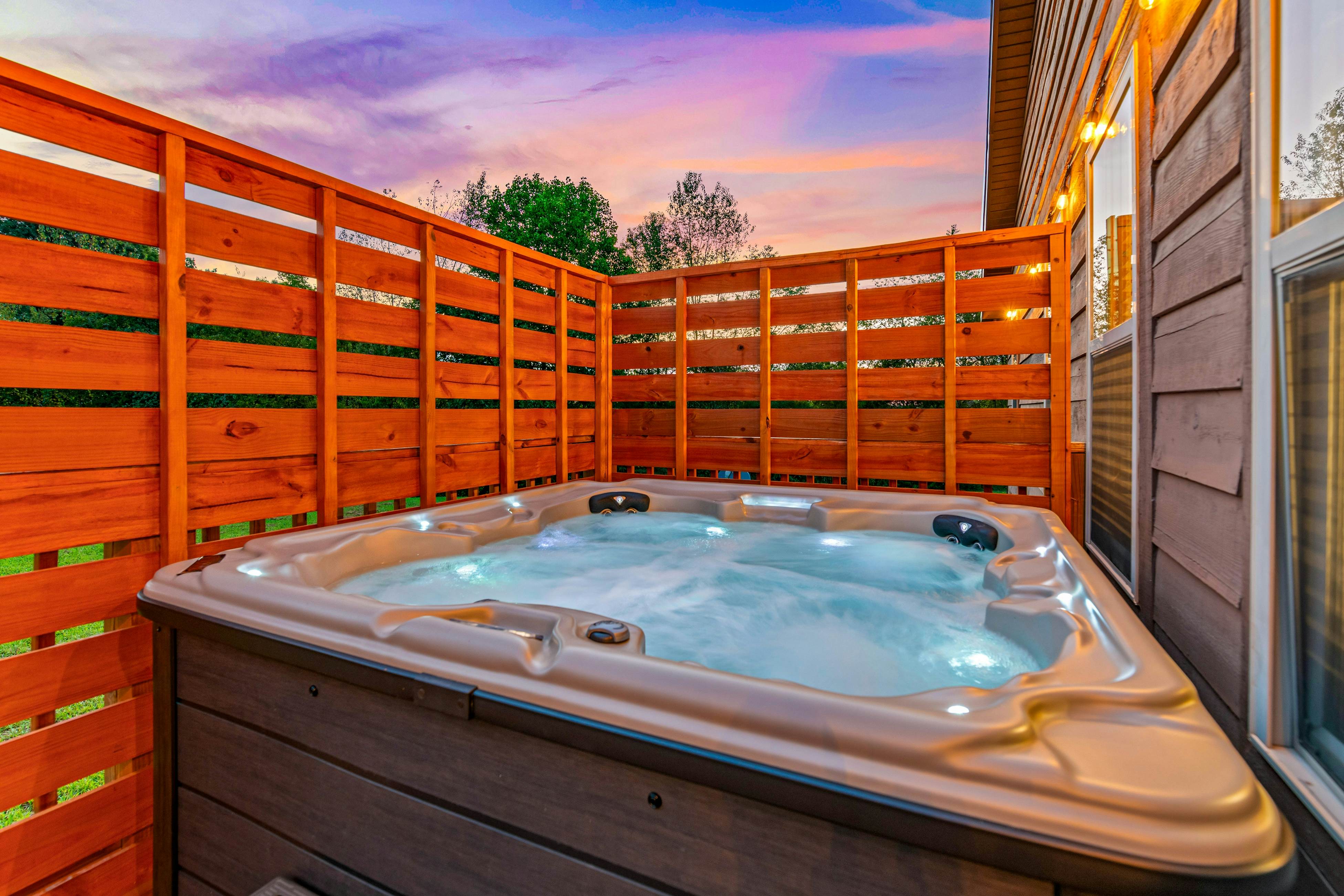 Idyllic Cabin, Sleeps 8・Hot Tub・Games・Free Ticket