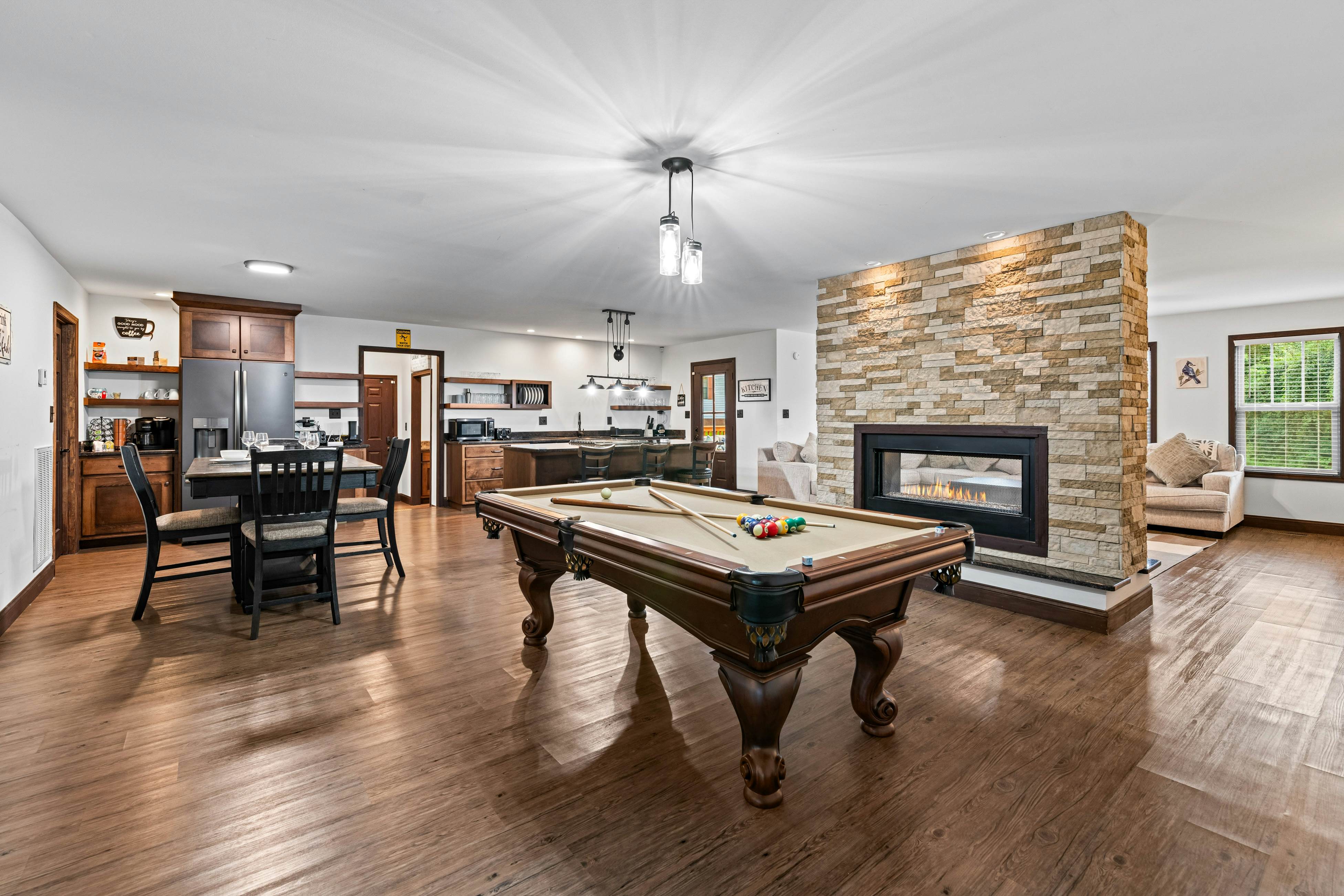 Idyllic Cabin, Sleeps 8・Hot Tub・Games・Free Ticket