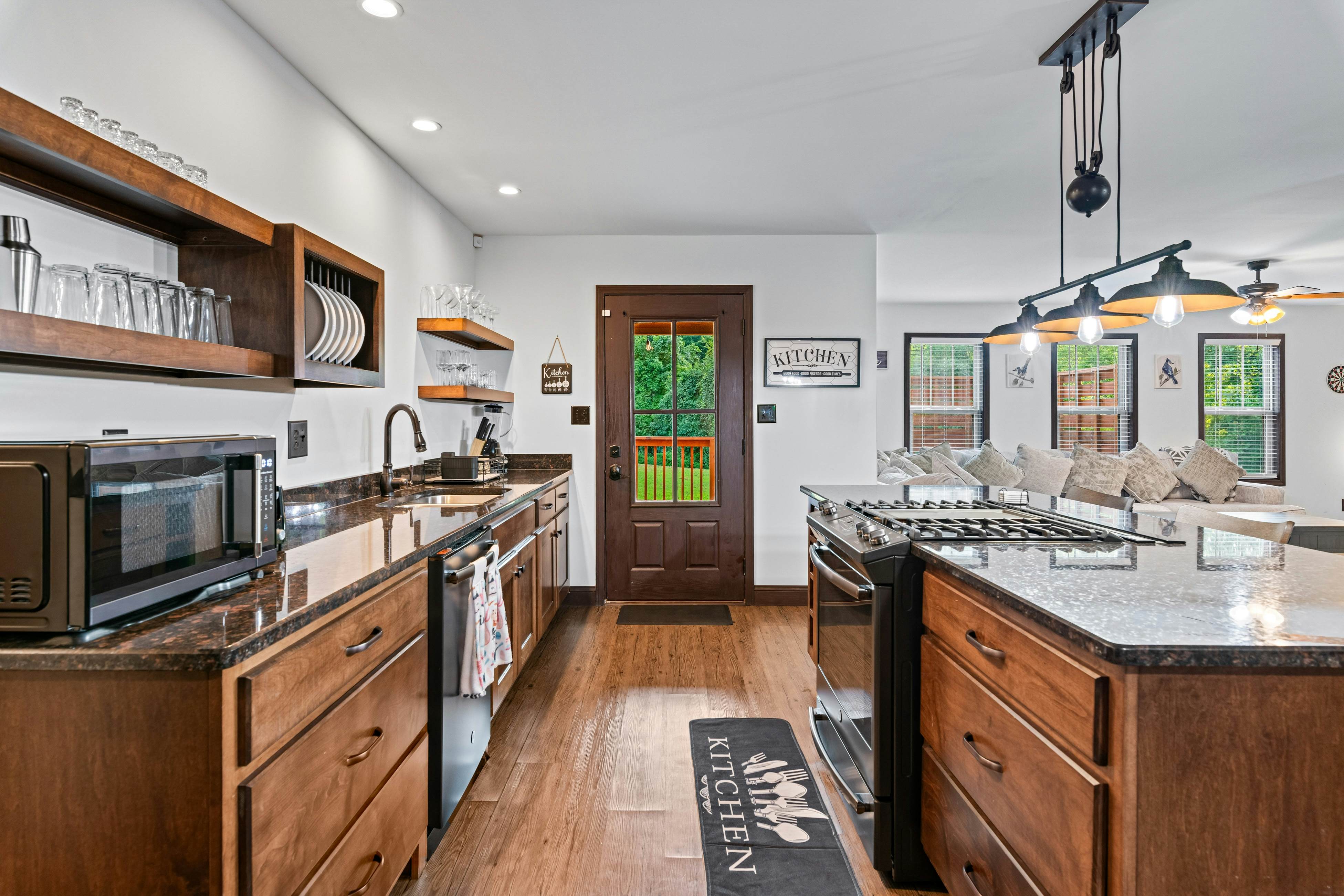 Idyllic Cabin, Sleeps 8・Hot Tub・Games・Free Ticket