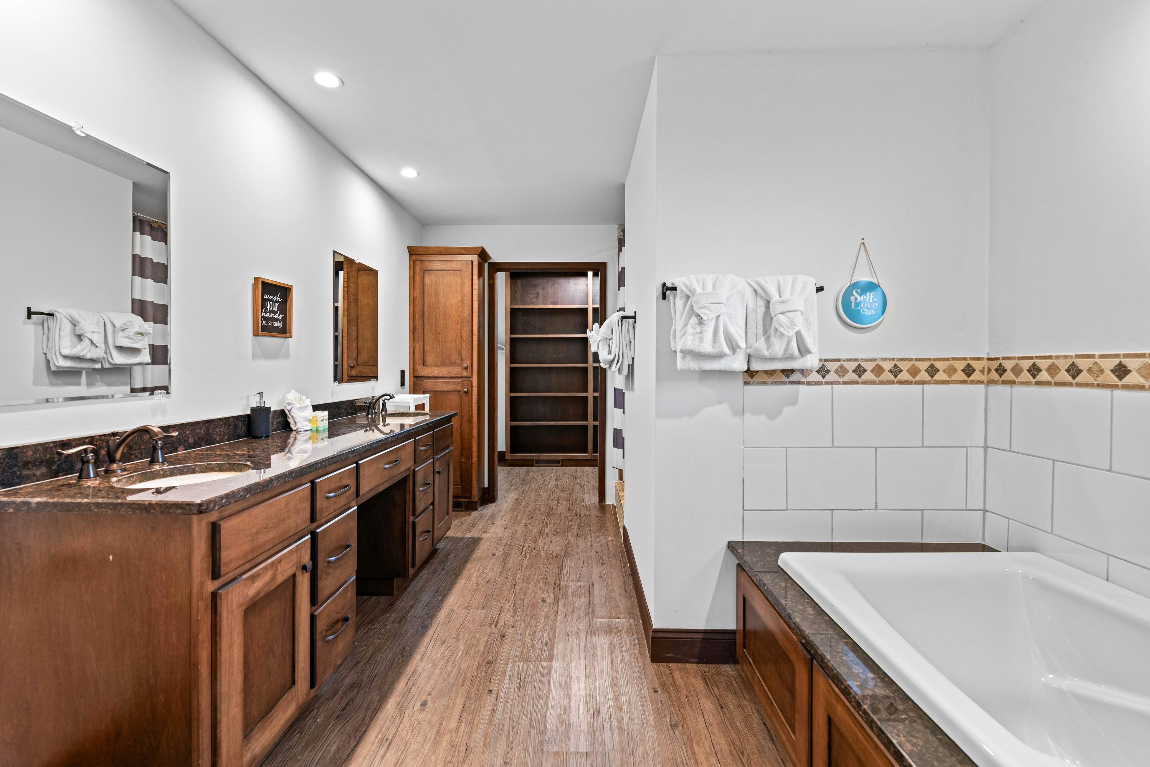 Idyllic Cabin, Sleeps 8・Hot Tub・Games・Free Ticket