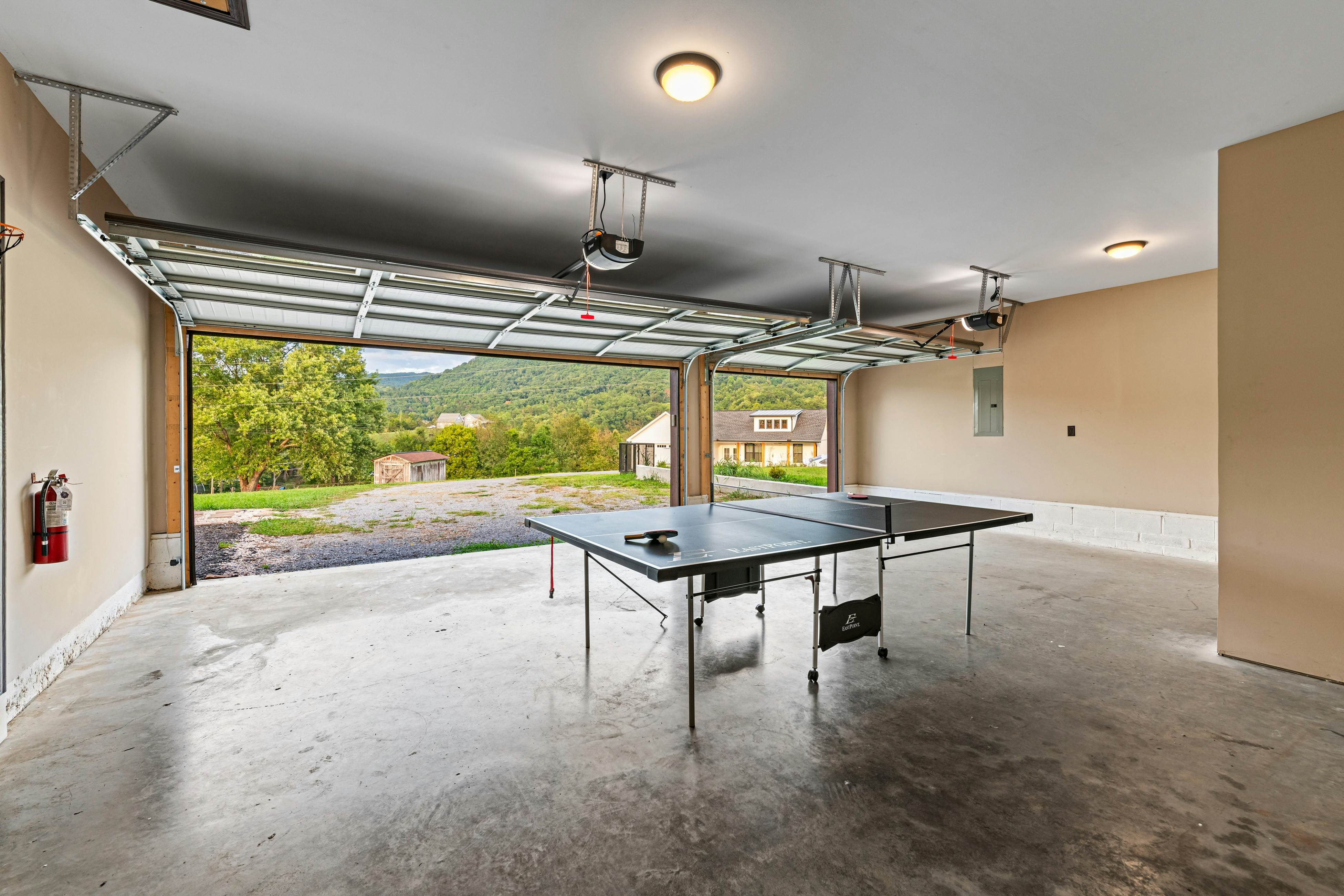 Idyllic Cabin, Sleeps 8・Hot Tub・Games・Free Ticket