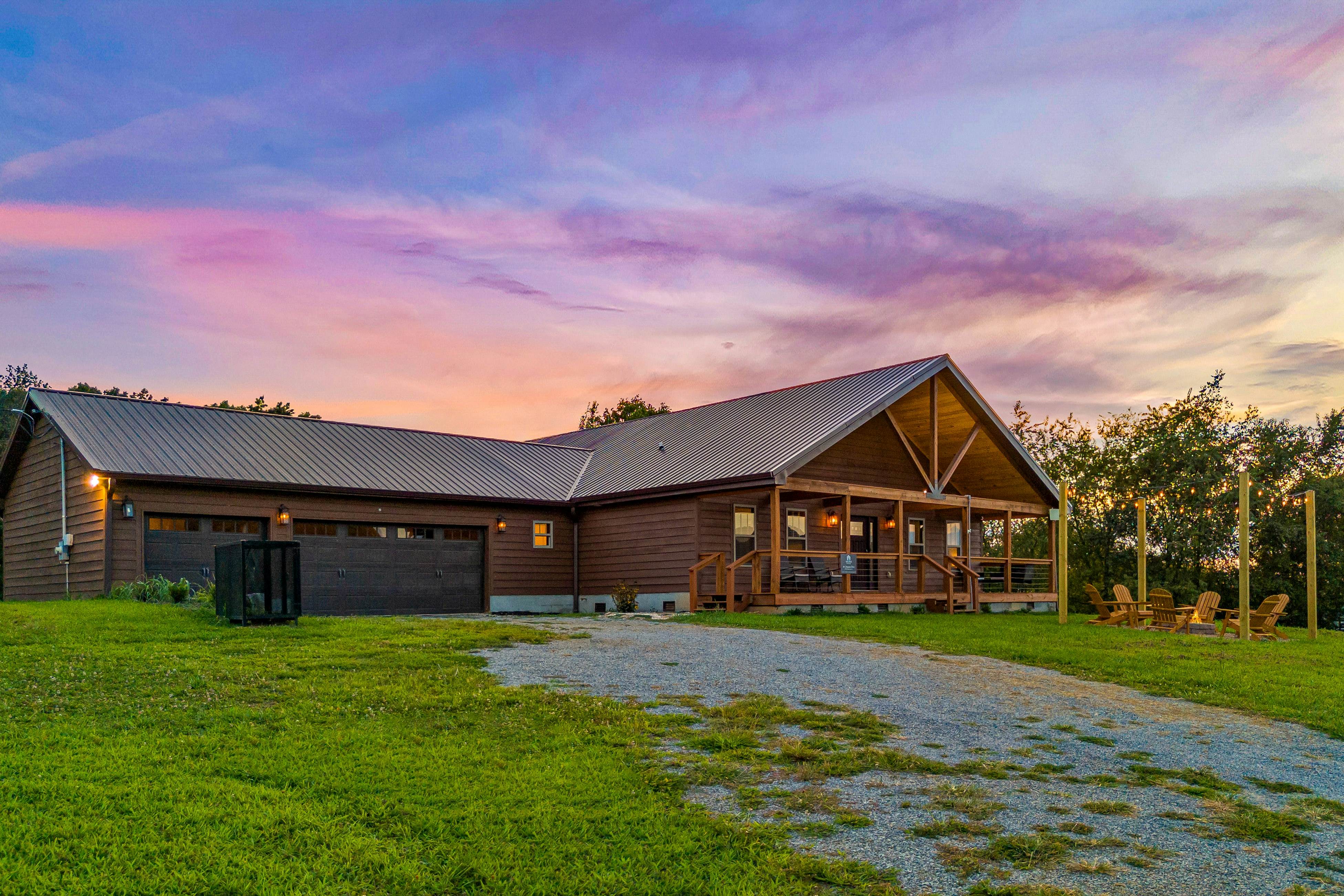 Idyllic Cabin, Sleeps 8・Hot Tub・Games・Free Ticket