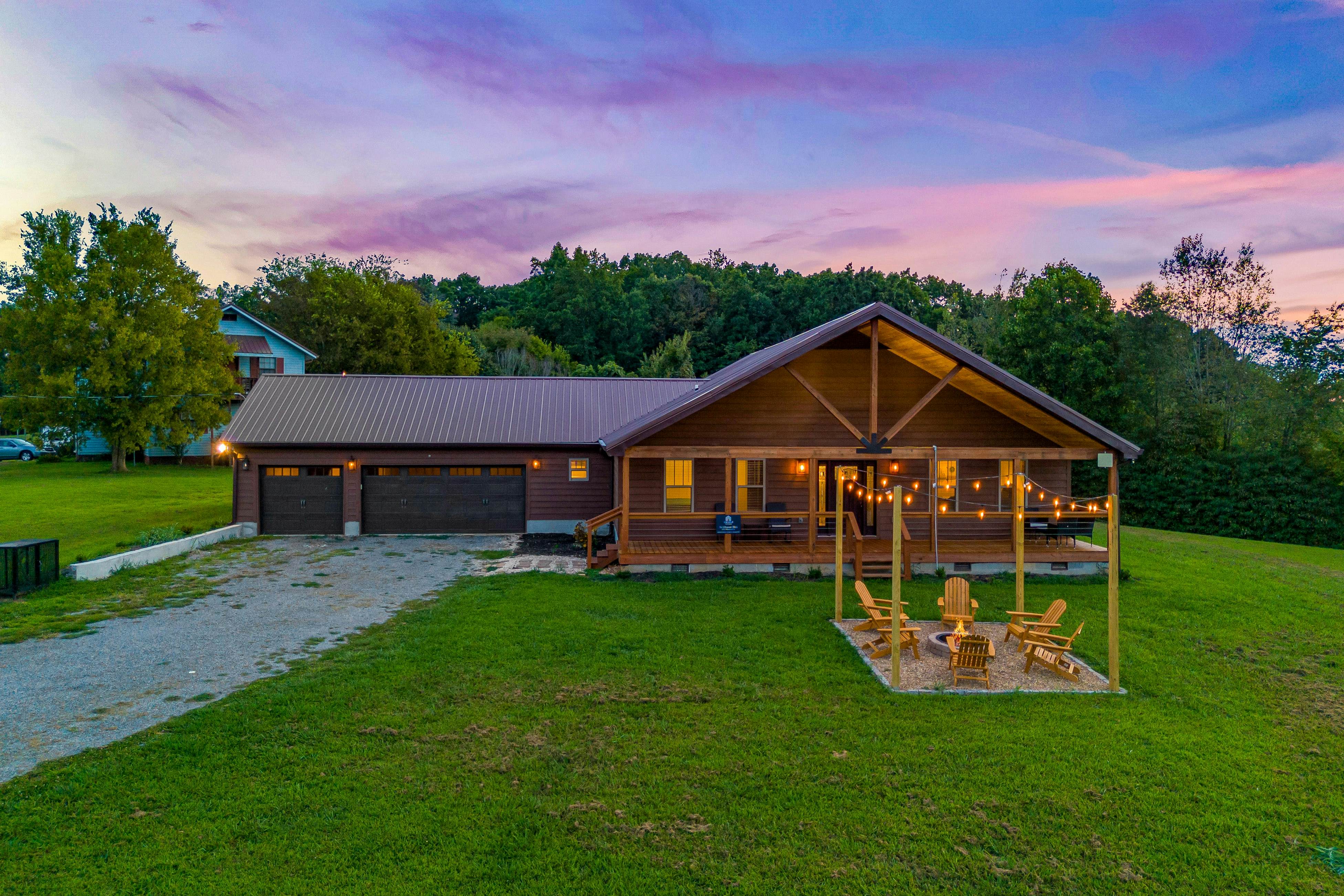 Idyllic Cabin, Sleeps 8・Hot Tub・Games・Free Ticket