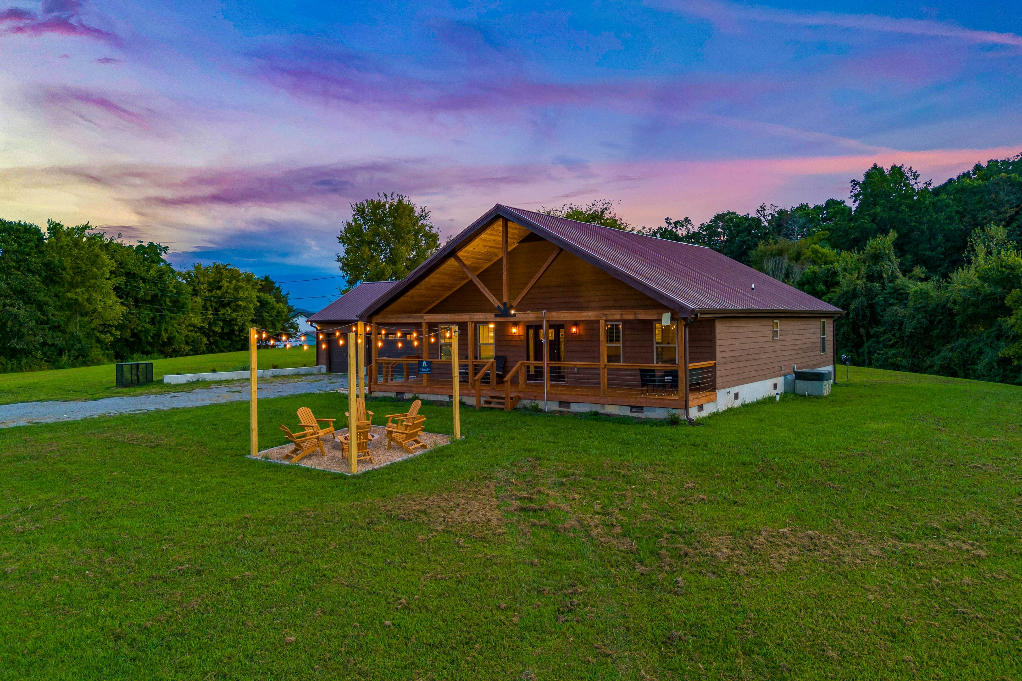 Idyllic Cabin, Sleeps 8・Hot Tub・Games・Free Ticket