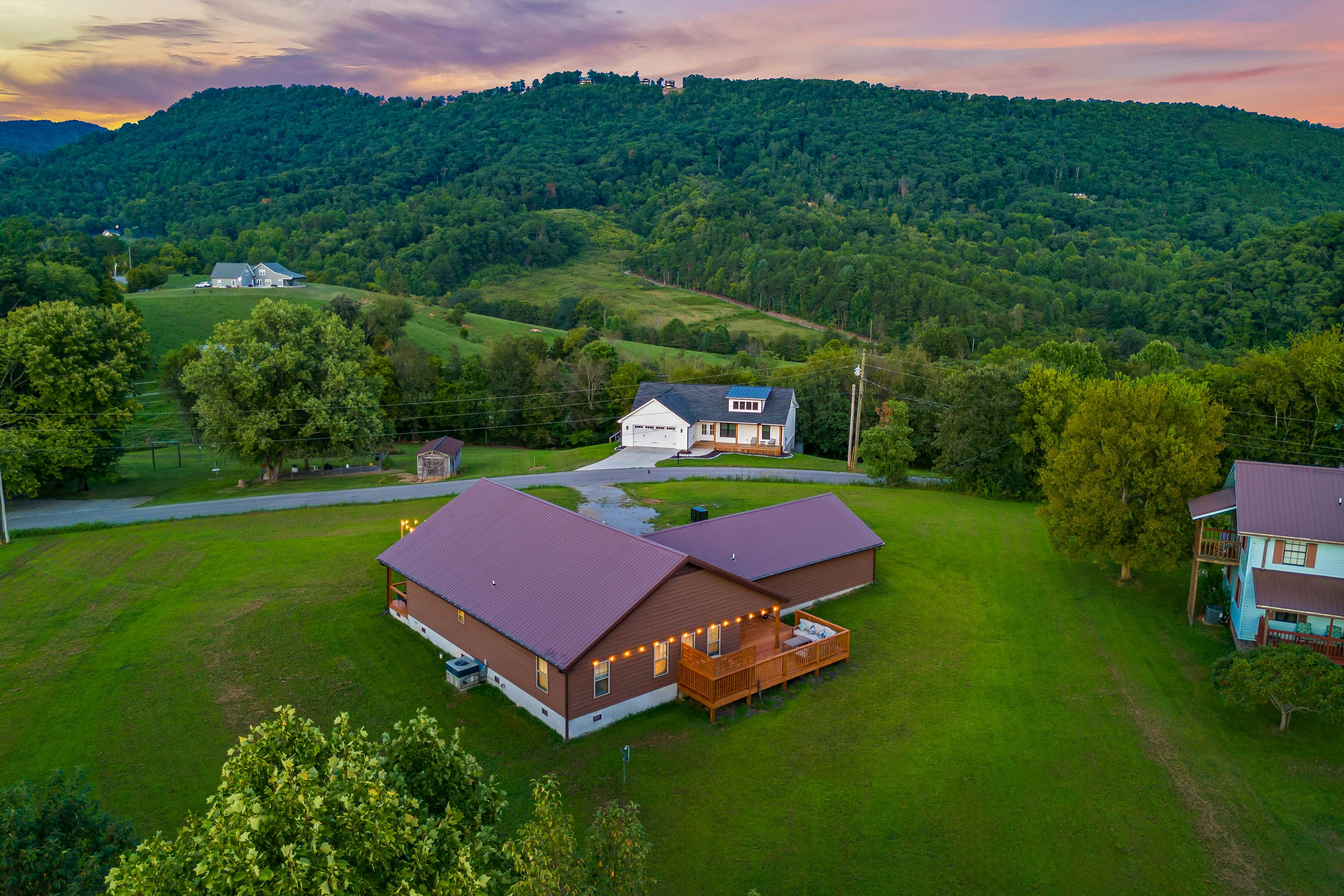 Idyllic Cabin, Sleeps 8・Hot Tub・Games・Free Ticket