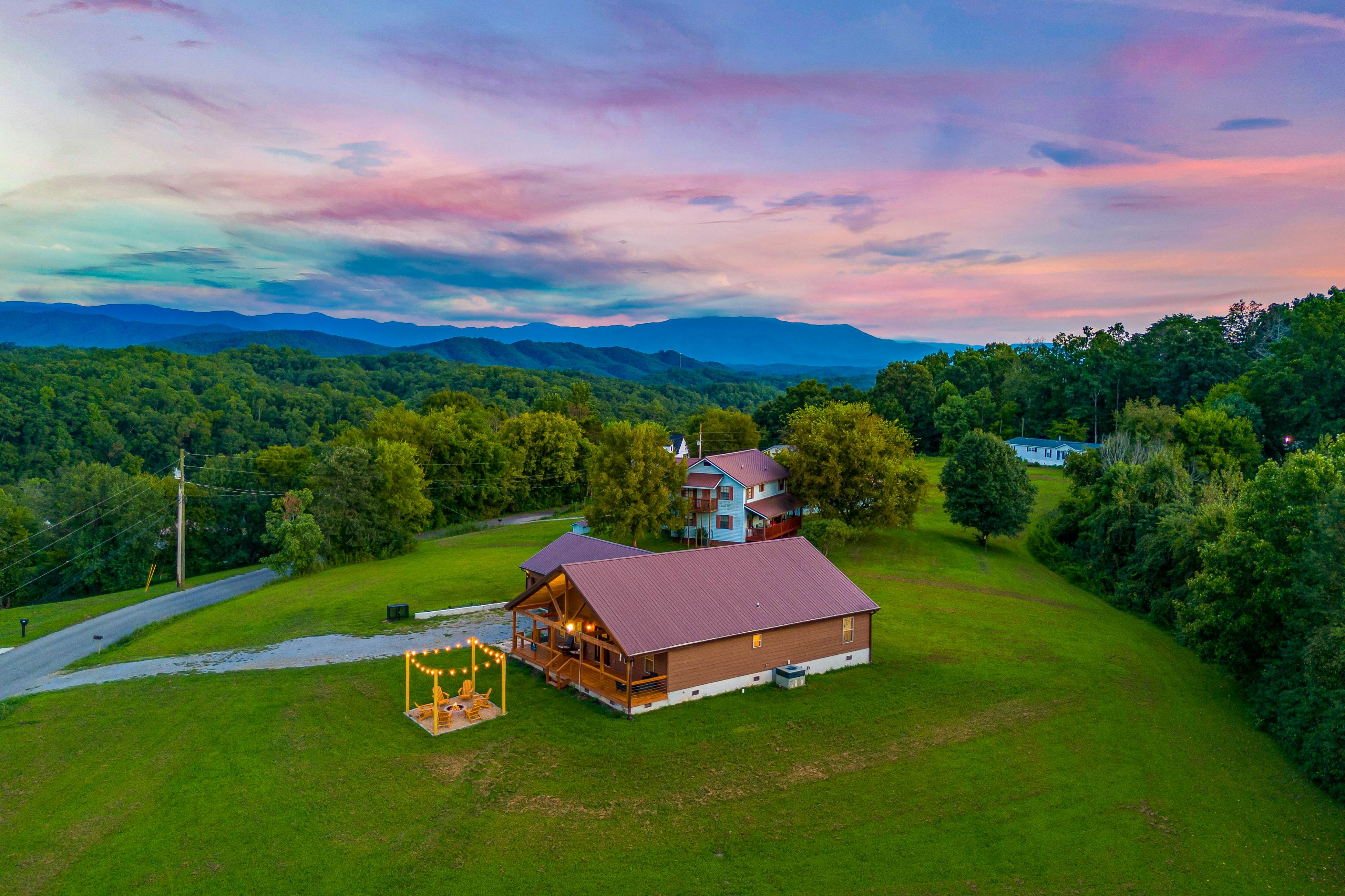 Idyllic Cabin, Sleeps 8・Hot Tub・Games・Free Ticket