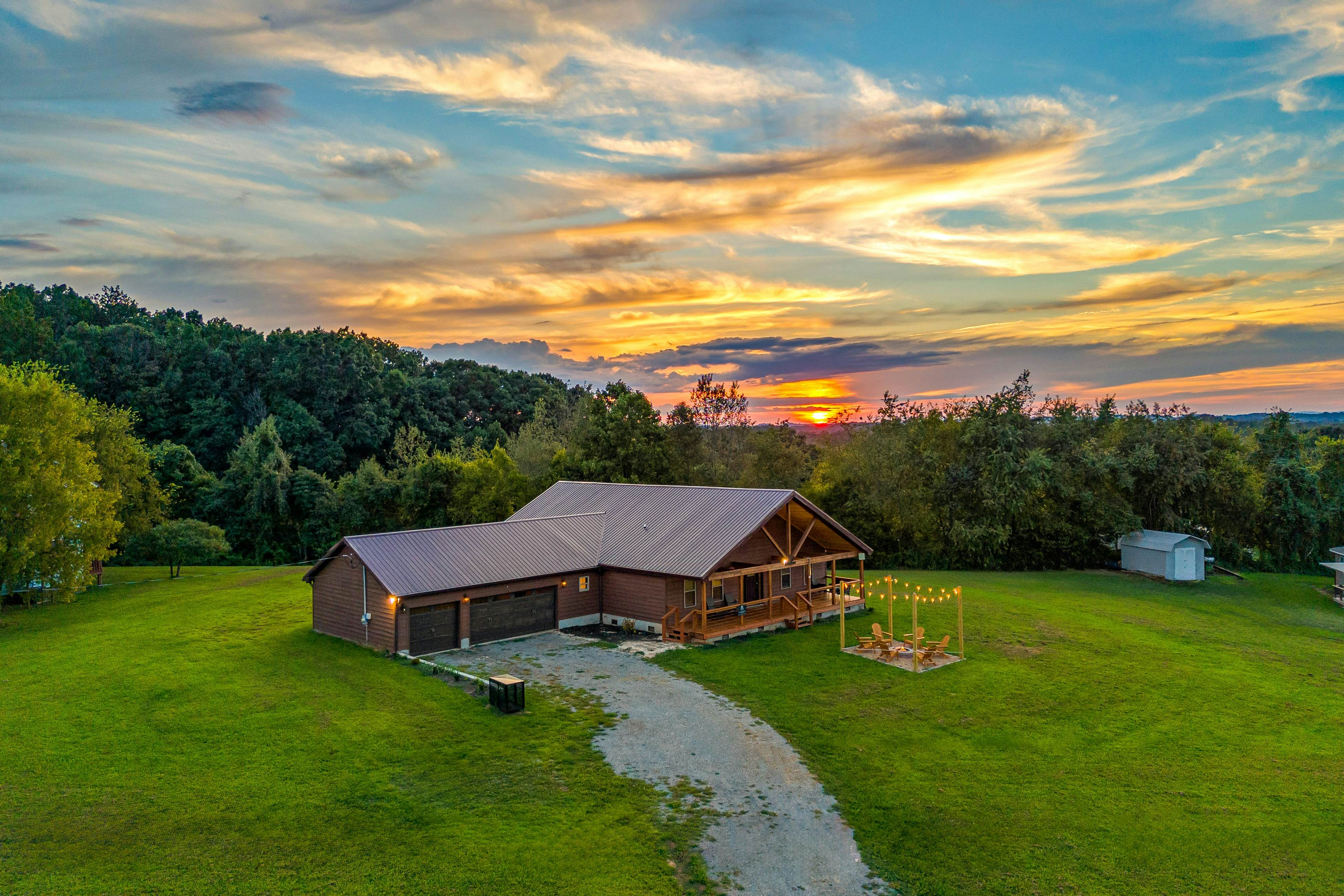 Idyllic Cabin, Sleeps 8・Hot Tub・Games・Free Ticket