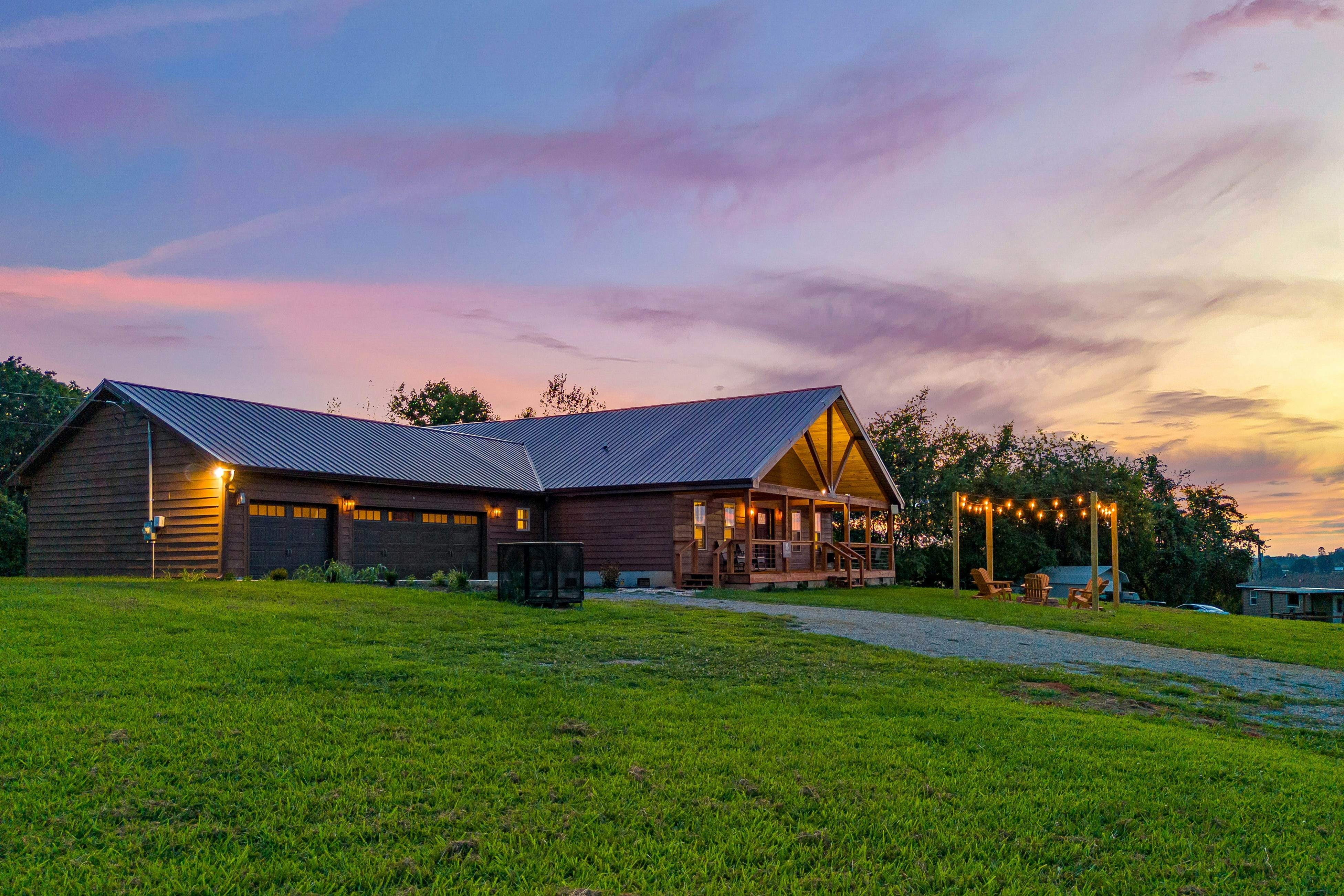 Idyllic Cabin, Sleeps 8・Hot Tub・Games・Free Ticket