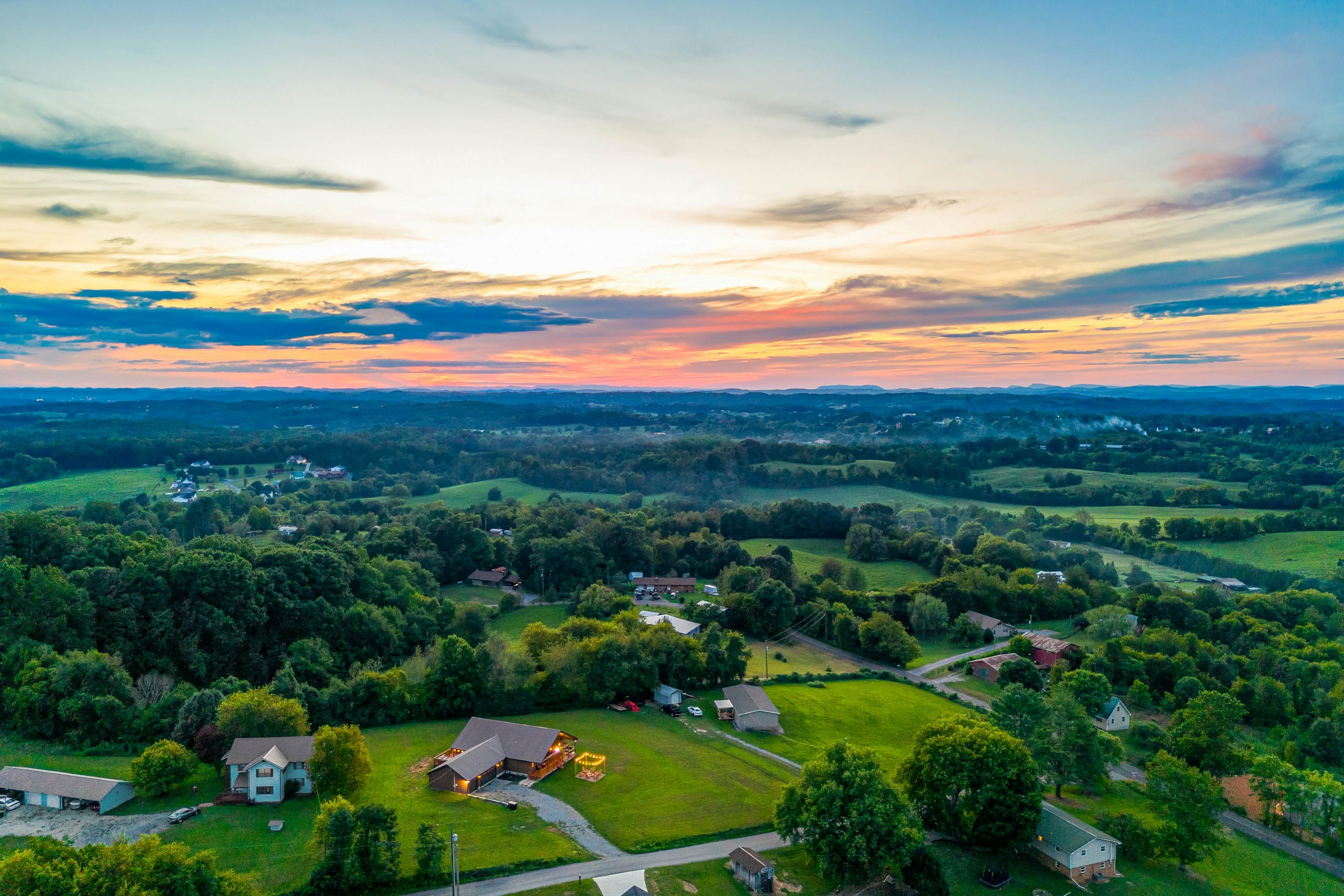 Idyllic Cabin, Sleeps 8・Hot Tub・Games・Free Ticket