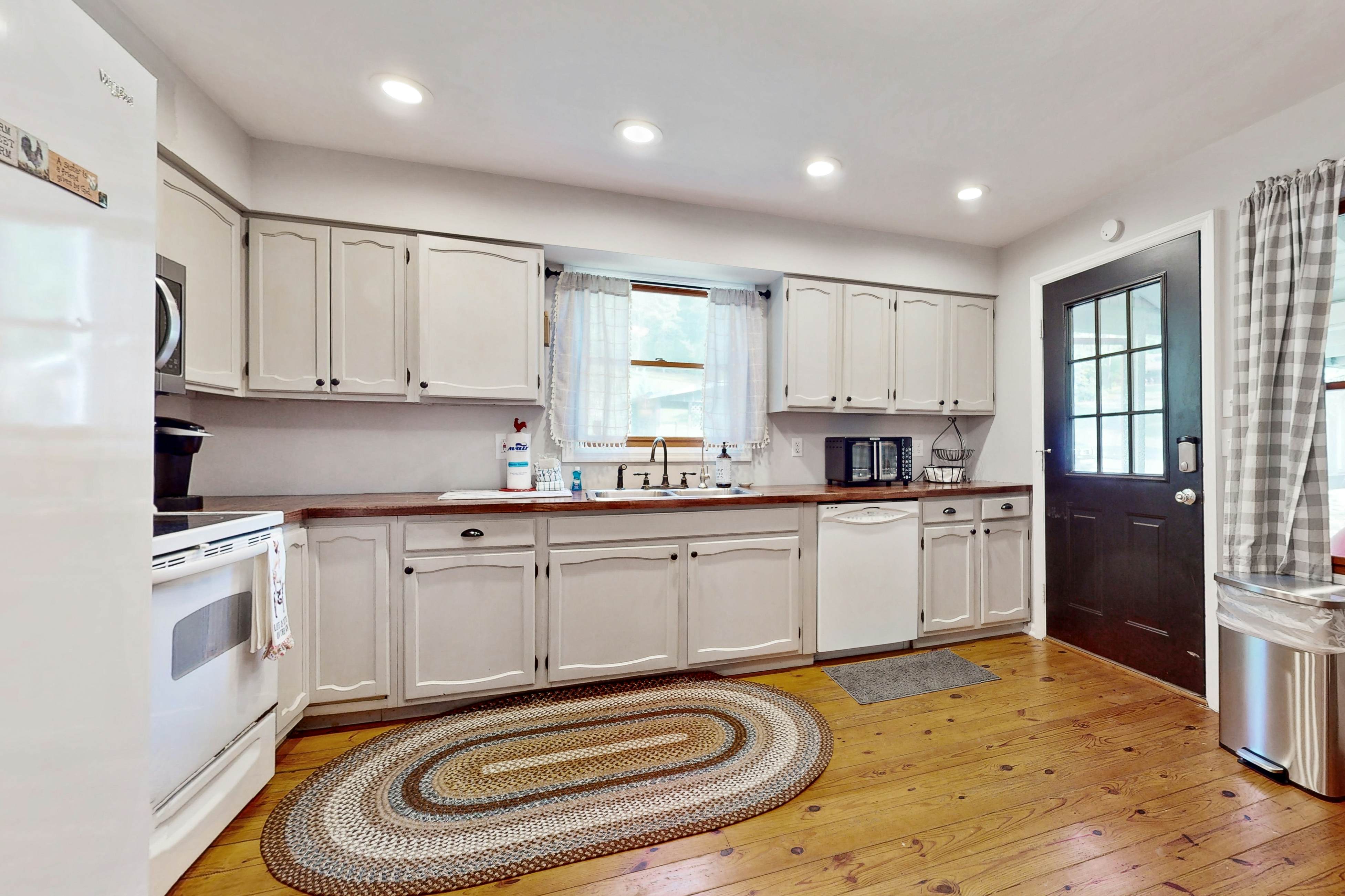 Classic farmhouse-style home w/ front porch, hot tub, & free attraction tickets