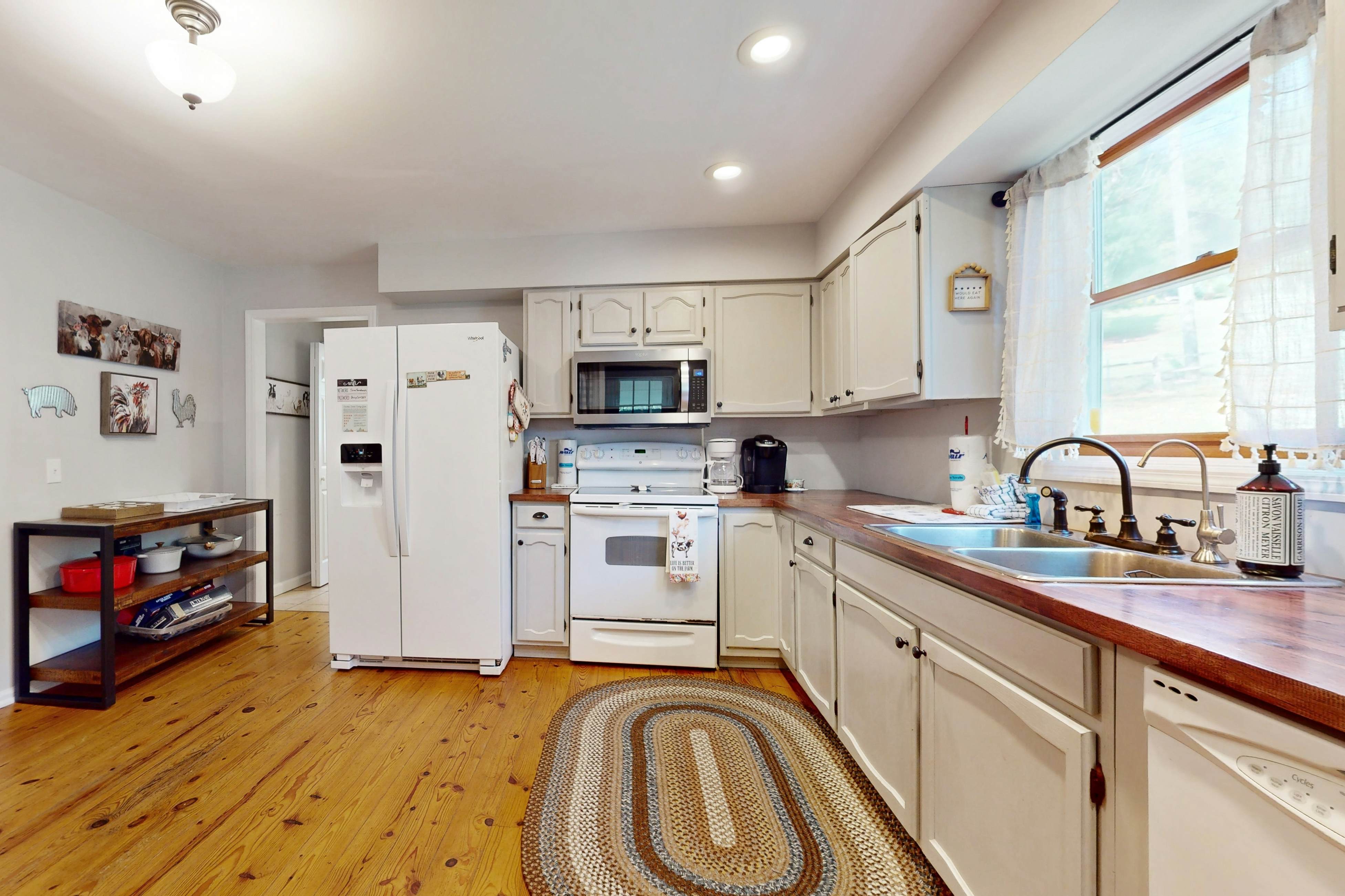 Classic farmhouse-style home w/ front porch, hot tub, & free attraction tickets