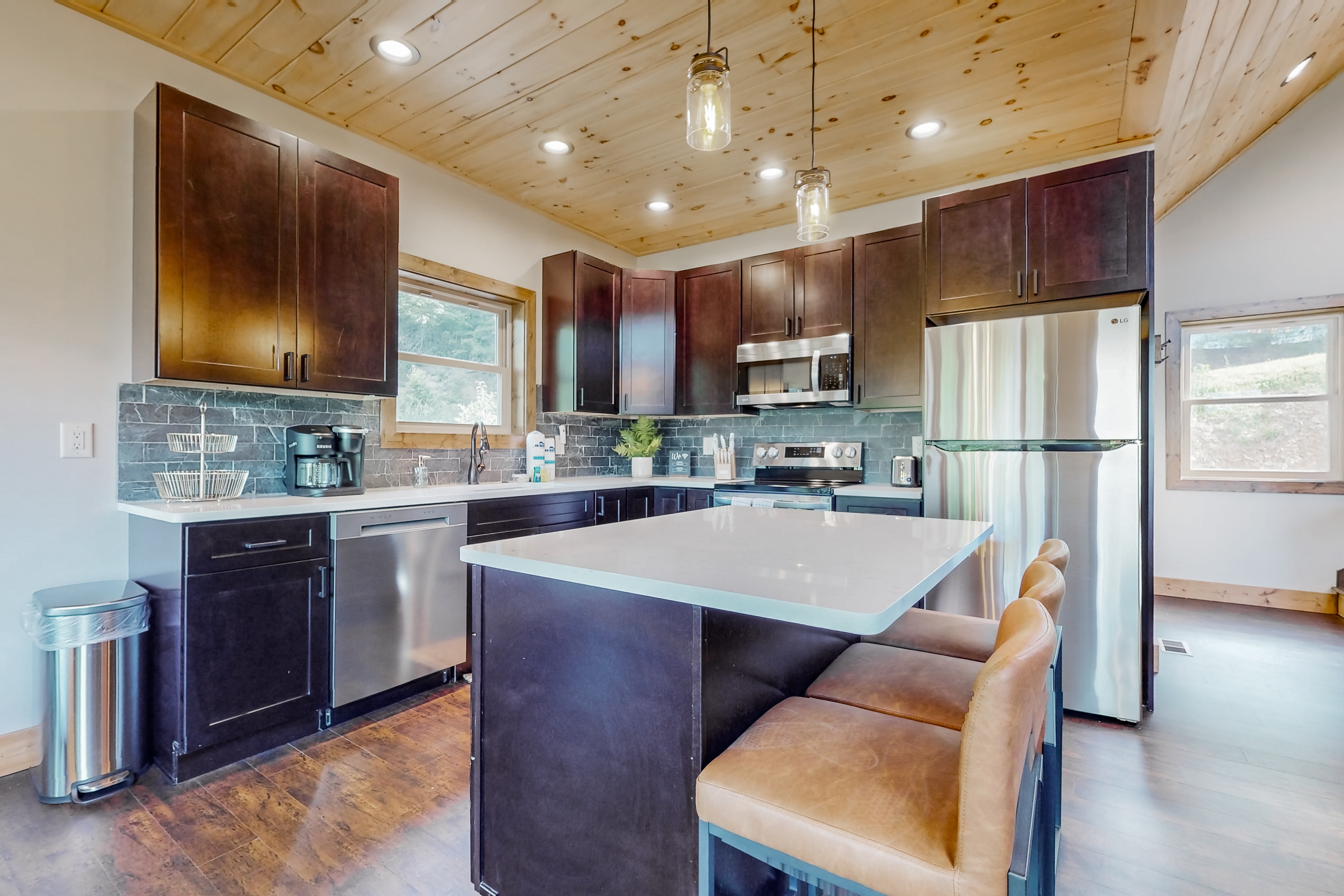 Modern Luxe Cabin, Sleep 10・Hot Tub・Mtn View・Games