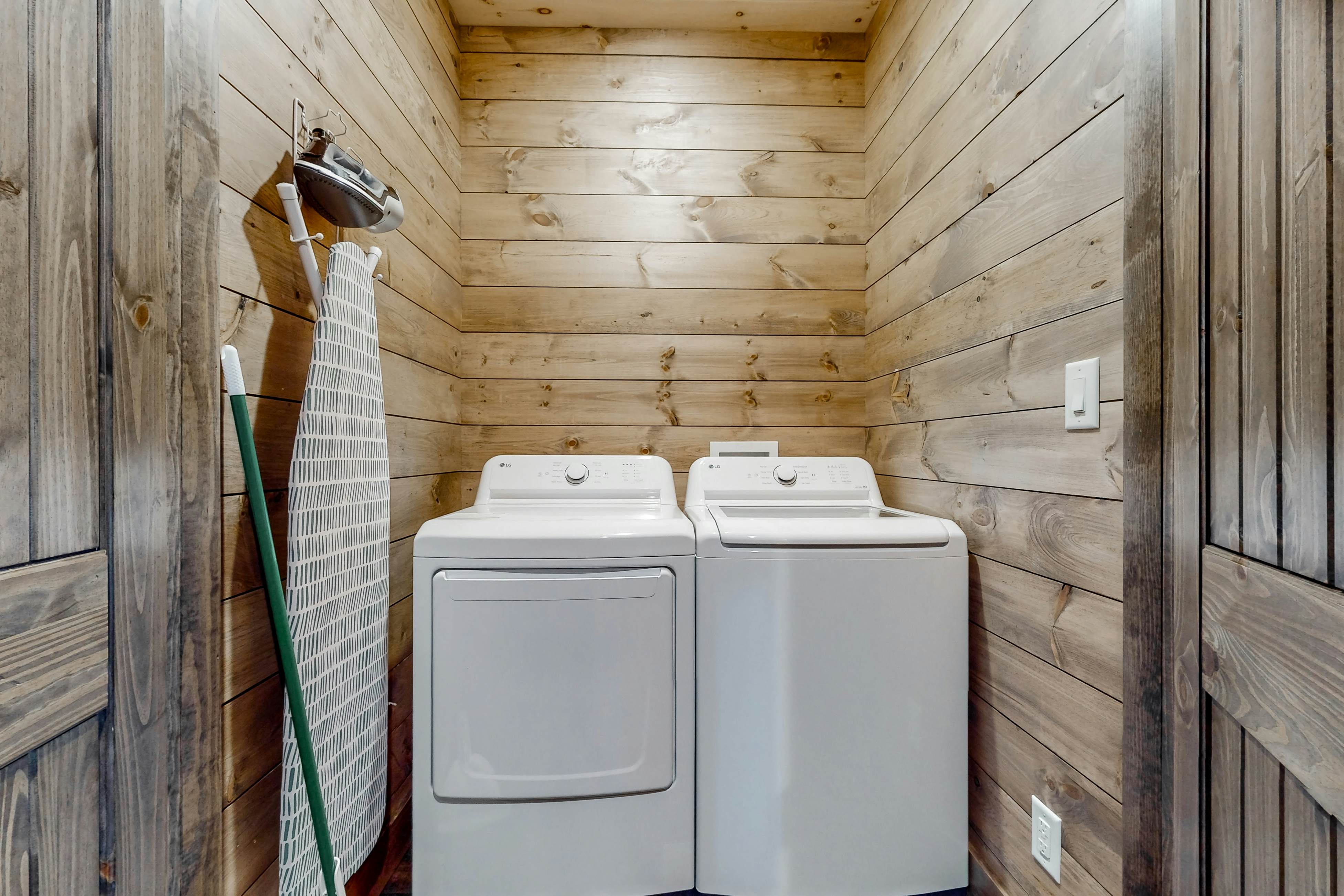 Modern Luxe Cabin w/Hot Tub, Mountain Views, Game Room, +Free Attraction Tickets