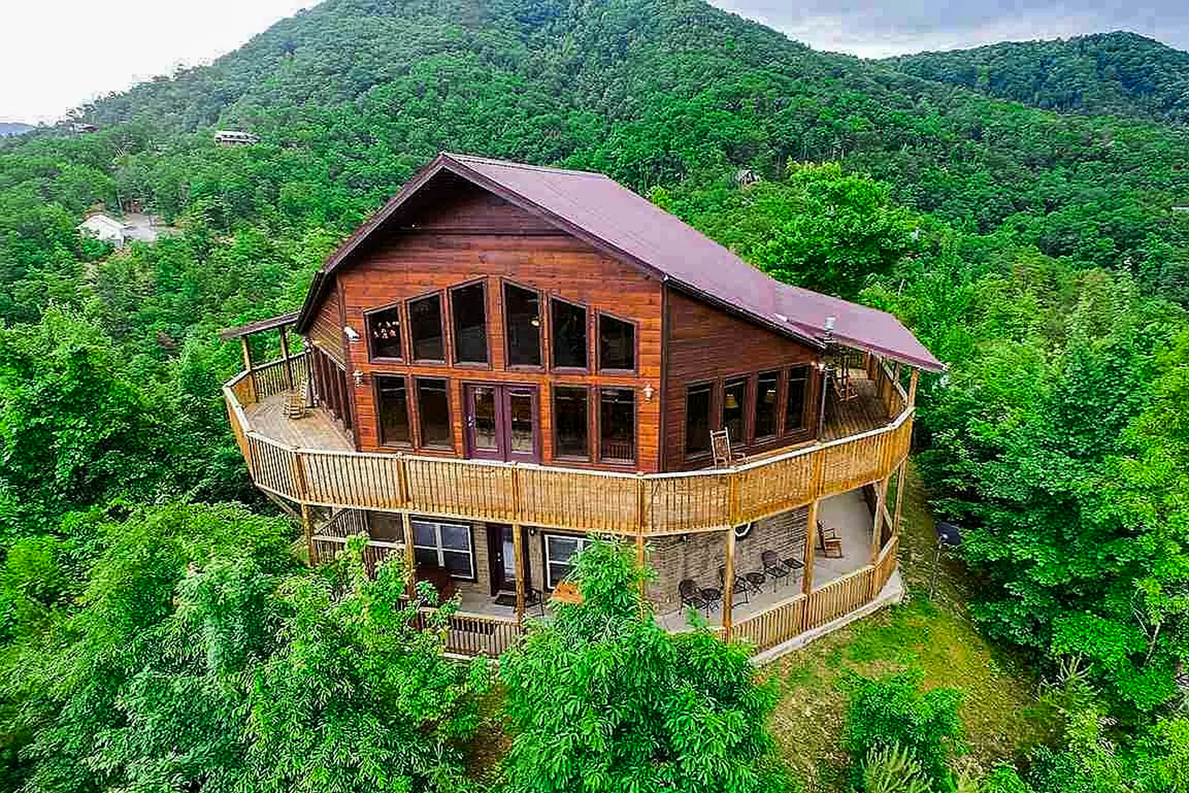 Luxury Cabin w/ Hot Tub, Two-Tier Deck, Panoramic Views & Free Attraction Passes