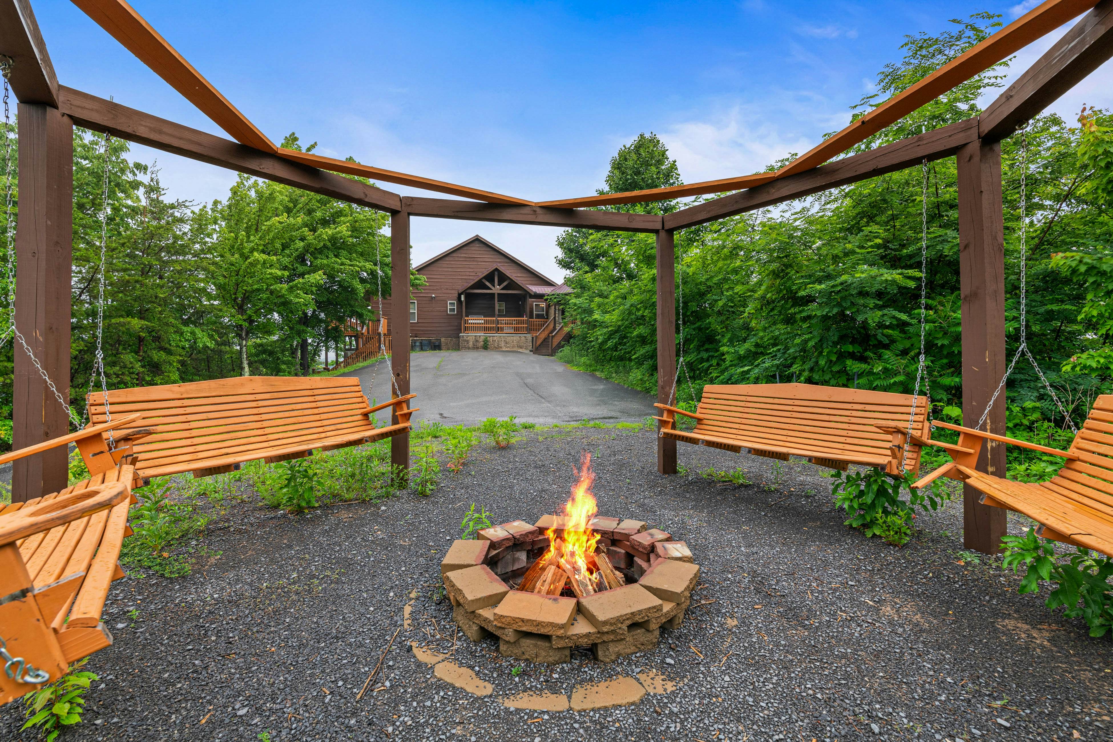 Luxury Cabin w/ Hot Tub, Two-Tier Deck, Panoramic Views & Free Attraction Passes