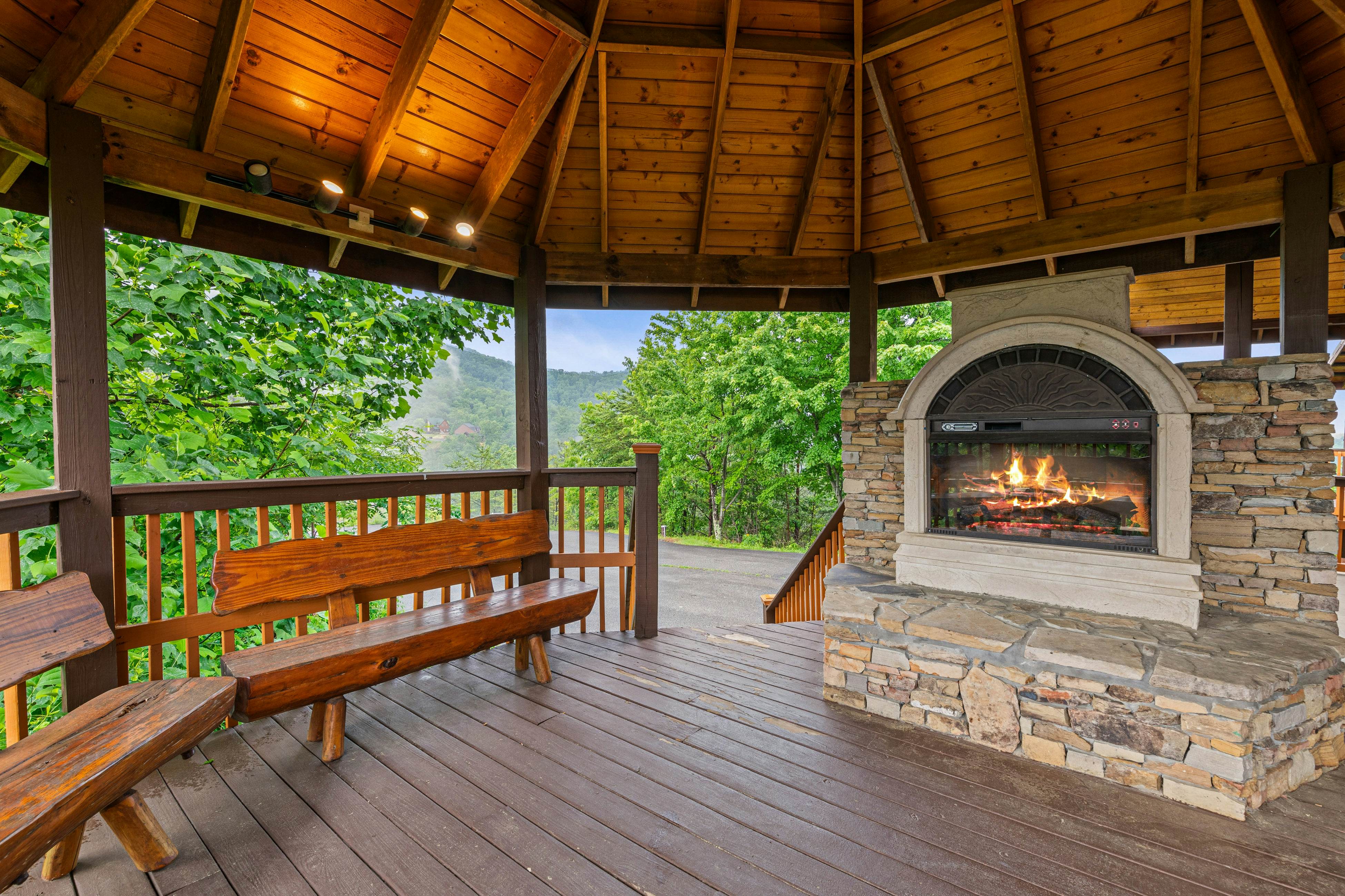 Luxury Cabin w/ Hot Tub, Two-Tier Deck, Panoramic Views & Free Attraction Passes