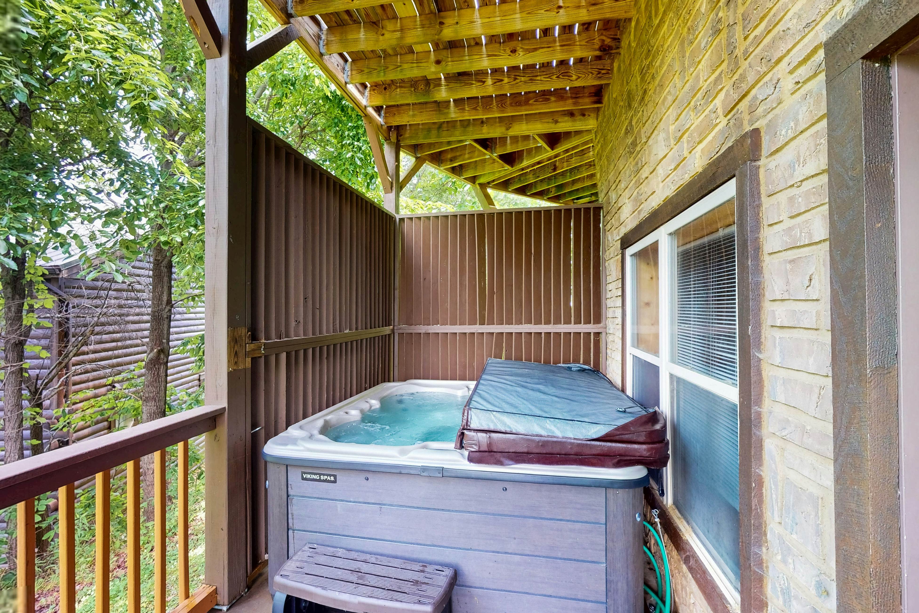 Luxury Cabin w/ Hot Tub, Two-Tier Deck, Panoramic Views & Free Attraction Passes