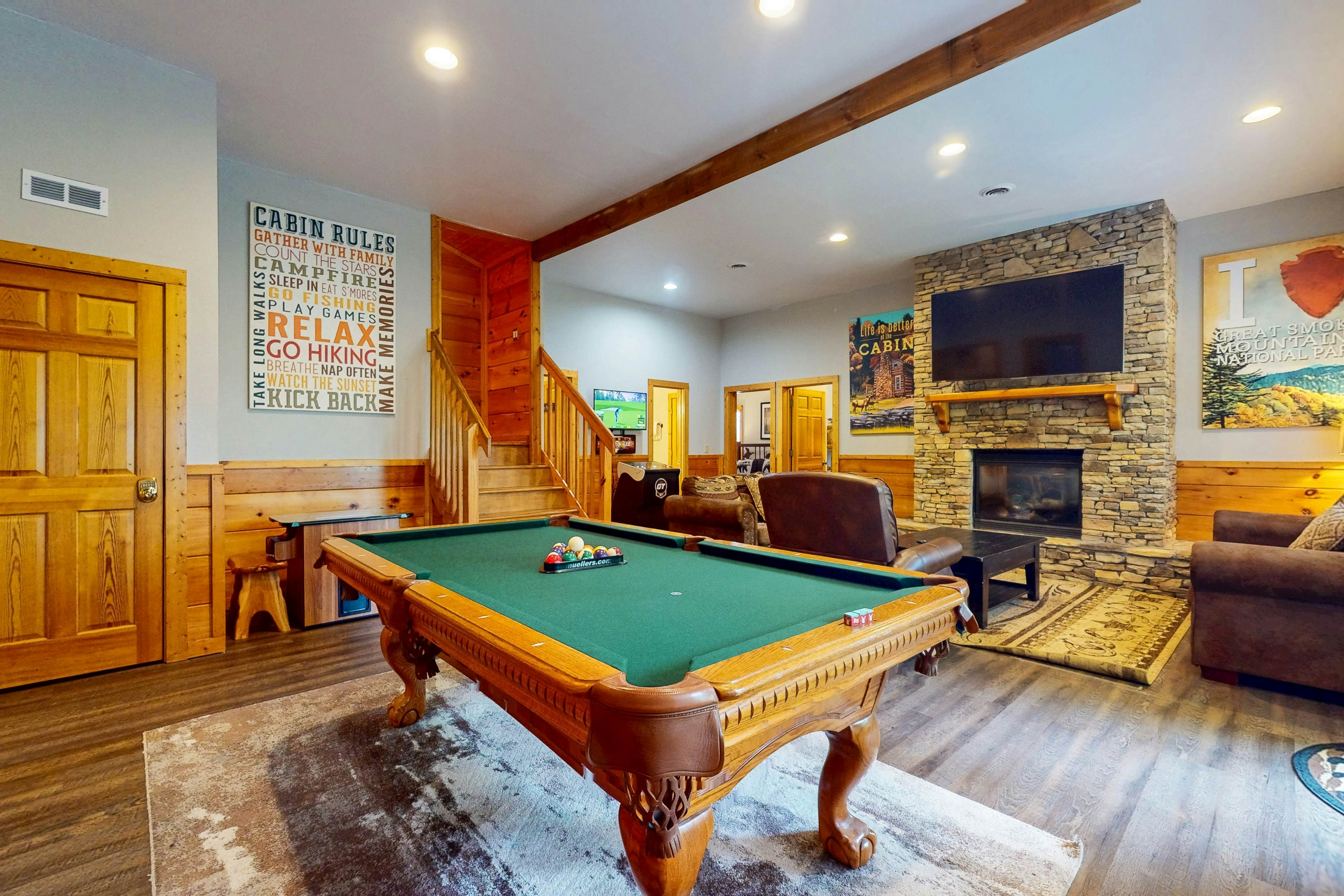 Luxury Cabin w/ Hot Tub, Two-Tier Deck, Panoramic Views & Free Attraction Passes