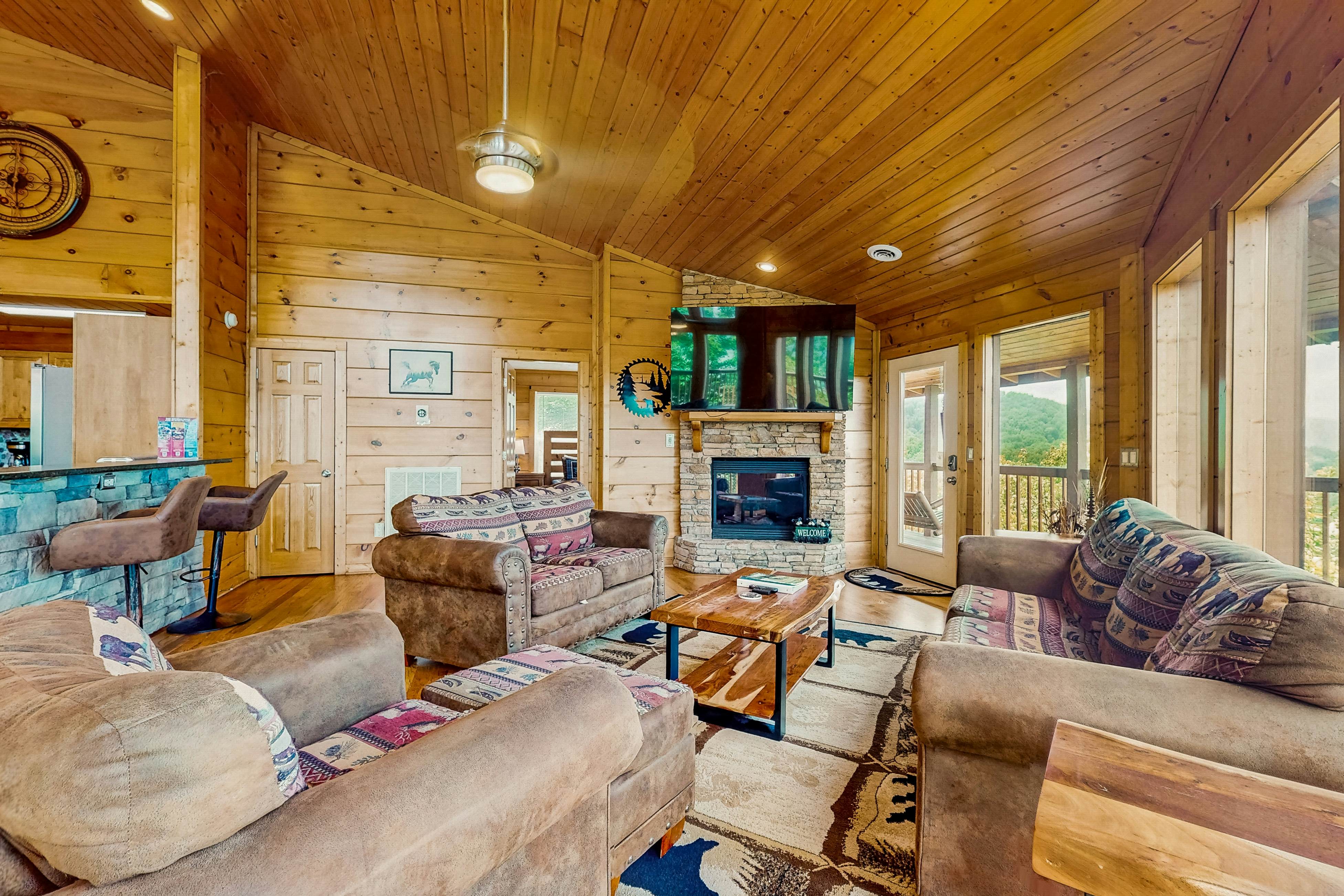 Luxury Cabin w/ Hot Tub, Two-Tier Deck, Panoramic Views & Free Attraction Passes