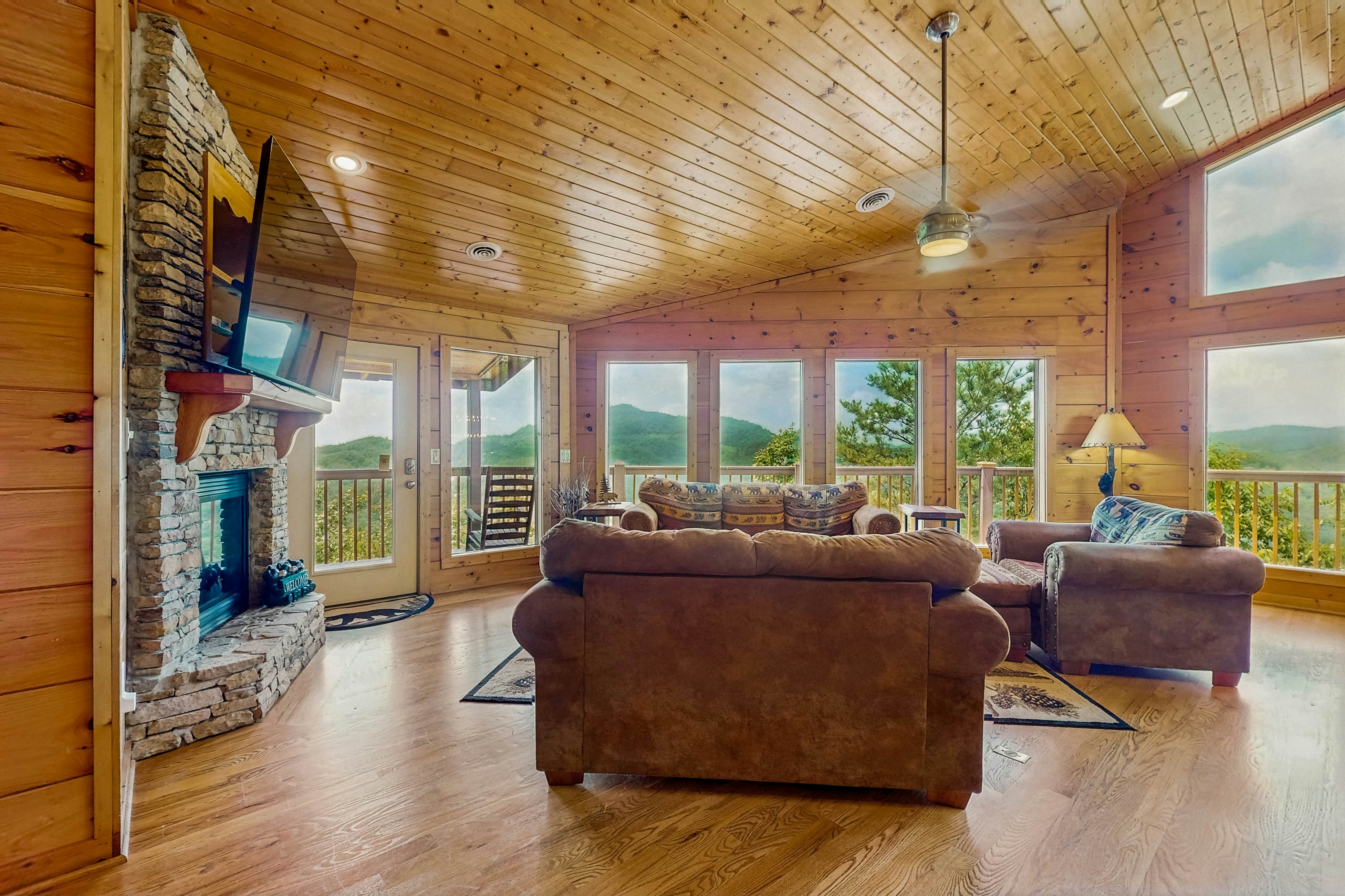 Luxury Cabin w/ Hot Tub, Two-Tier Deck, Panoramic Views & Free Attraction Passes