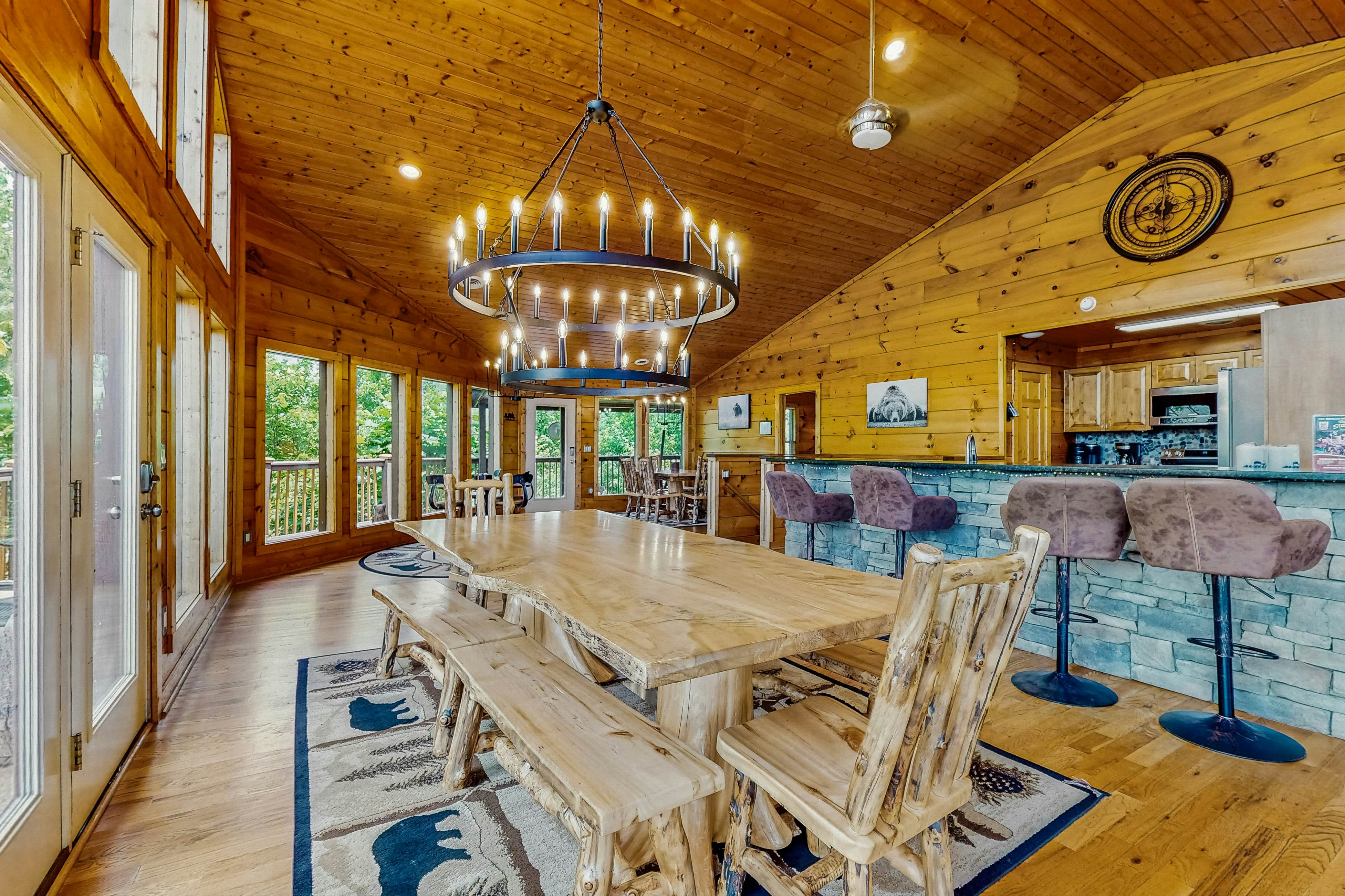 Luxury Cabin w/ Hot Tub, Two-Tier Deck, Panoramic Views & Free Attraction Passes