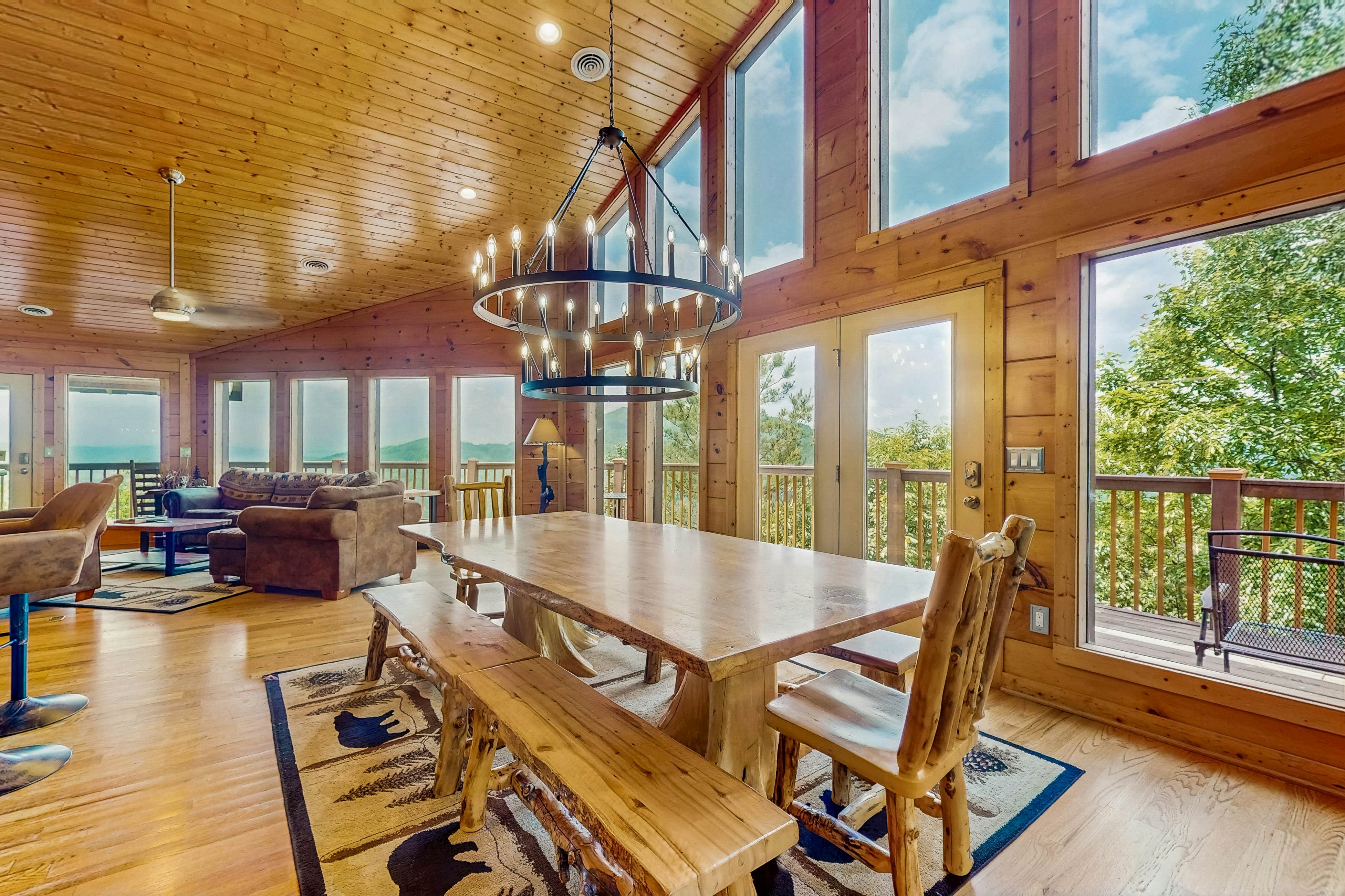 Luxury Cabin w/ Hot Tub, Two-Tier Deck, Panoramic Views & Free Attraction Passes
