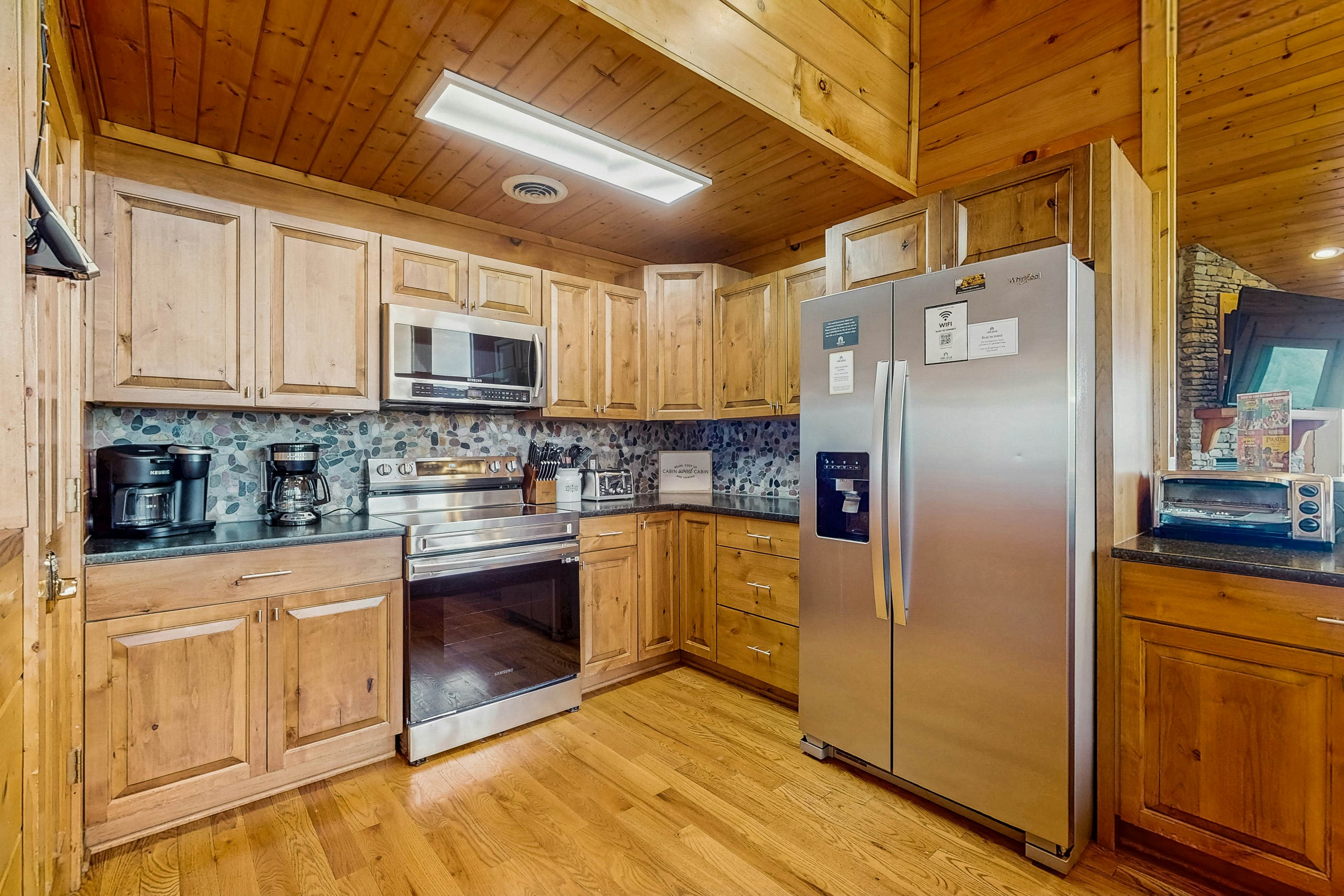 Luxury Cabin w/ Hot Tub, Two-Tier Deck, Panoramic Views & Free Attraction Passes