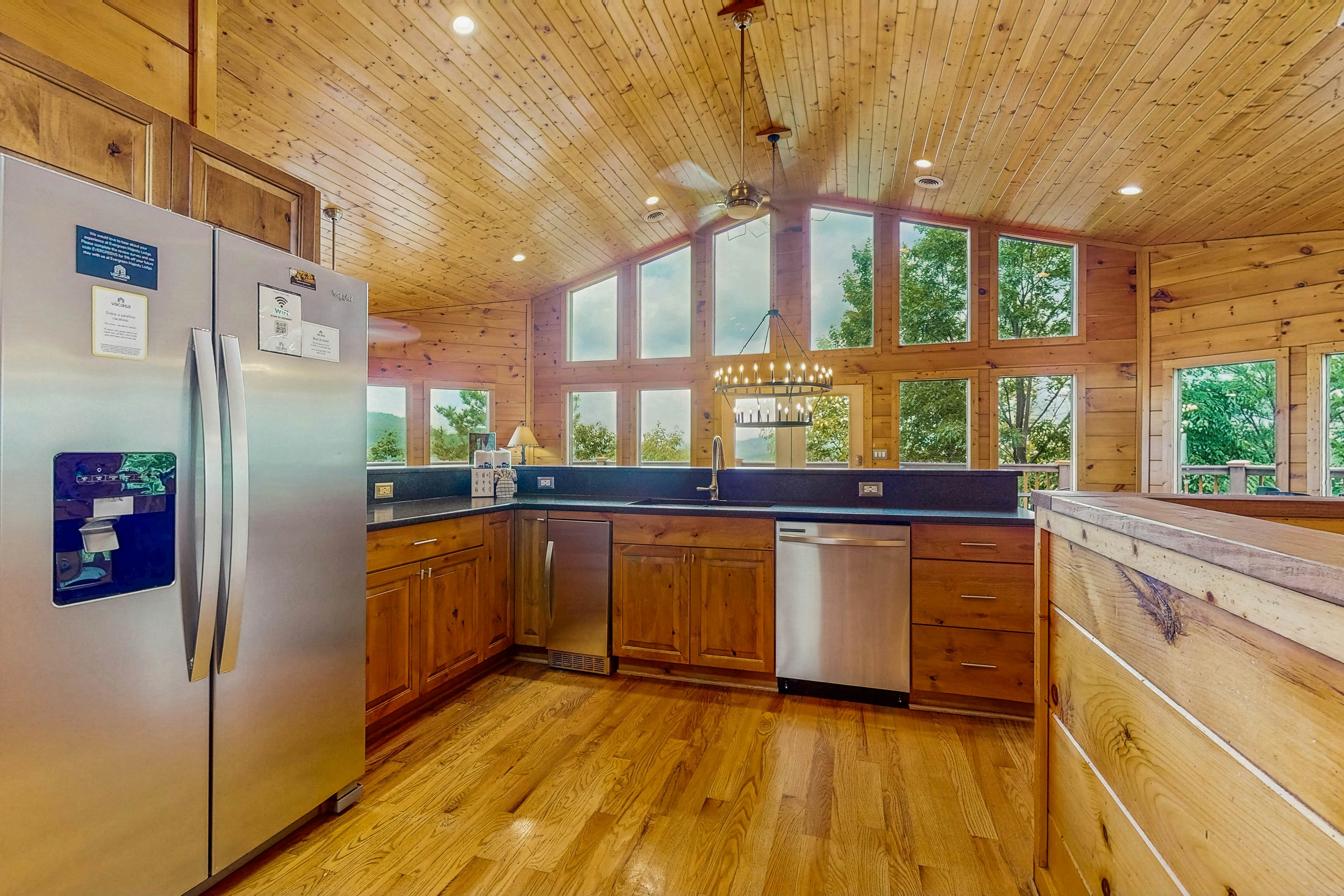 Luxury Cabin w/ Hot Tub, Two-Tier Deck, Panoramic Views & Free Attraction Passes