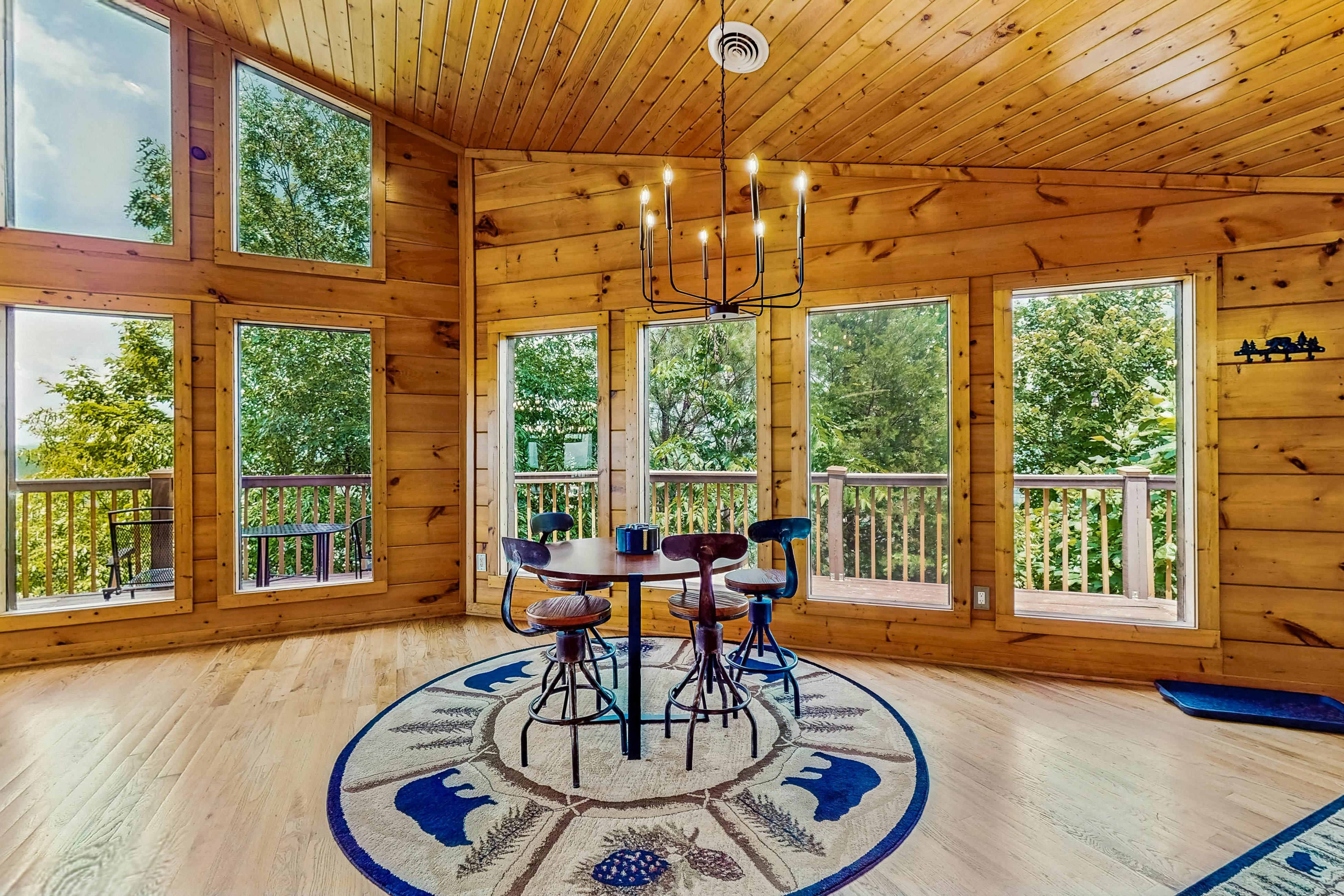 Luxury Cabin w/ Hot Tub, Two-Tier Deck, Panoramic Views & Free Attraction Passes