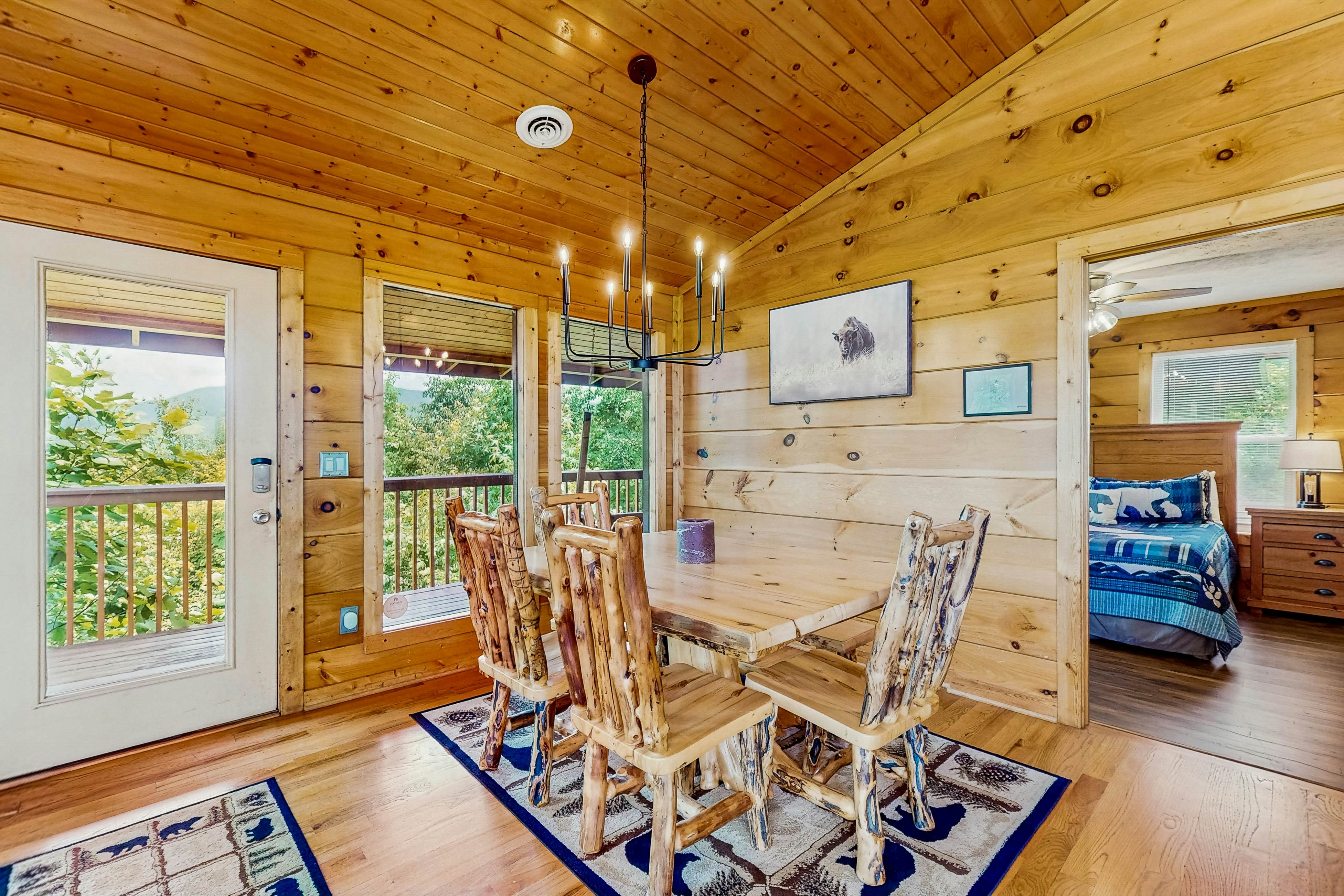 Luxury Cabin w/ Hot Tub, Two-Tier Deck, Panoramic Views & Free Attraction Passes