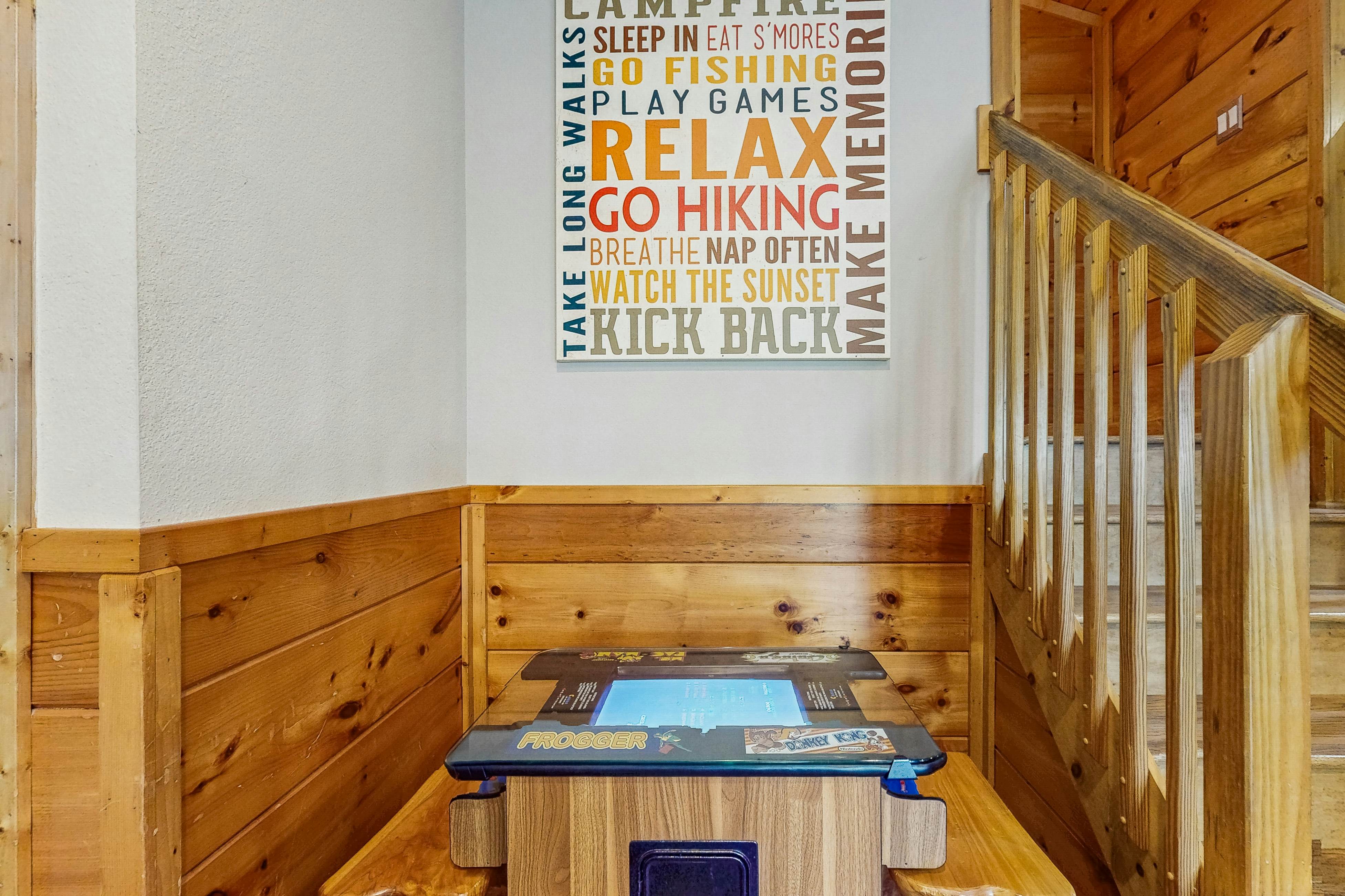 Luxury Cabin w/ Hot Tub, Two-Tier Deck, Panoramic Views & Free Attraction Passes