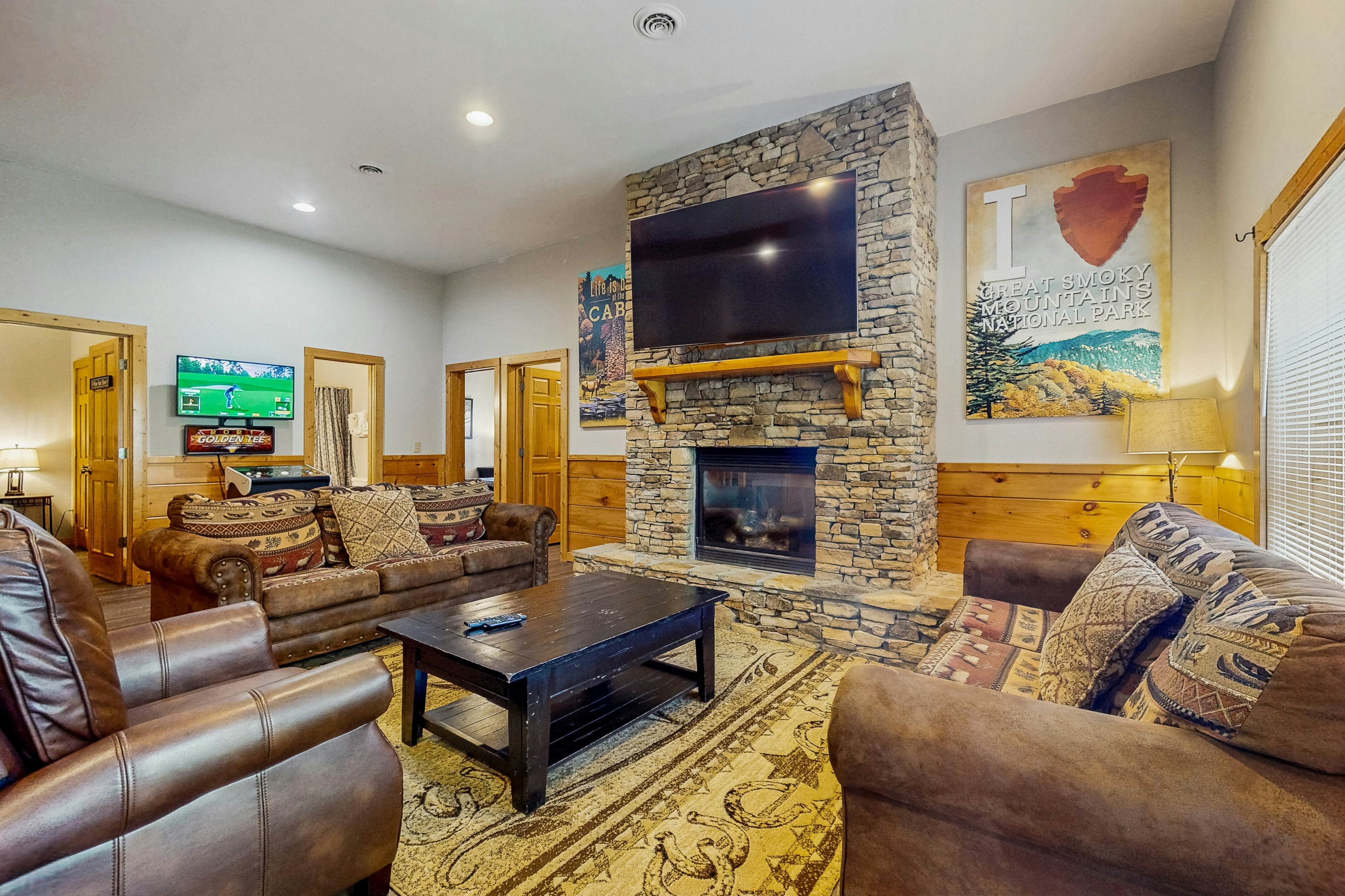 Luxury Cabin w/ Hot Tub, Two-Tier Deck, Panoramic Views & Free Attraction Passes