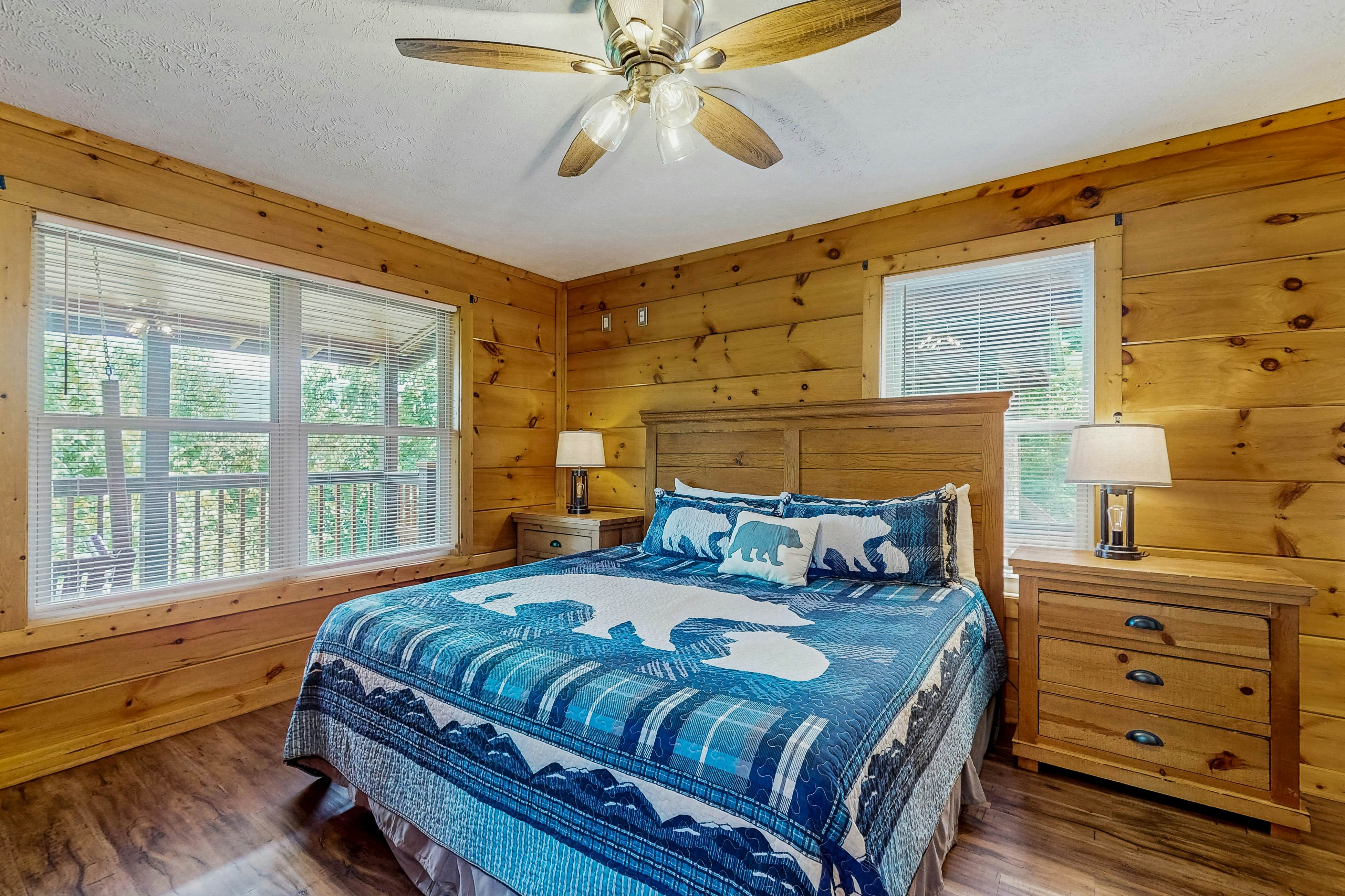Luxury Cabin w/ Hot Tub, Two-Tier Deck, Panoramic Views & Free Attraction Passes