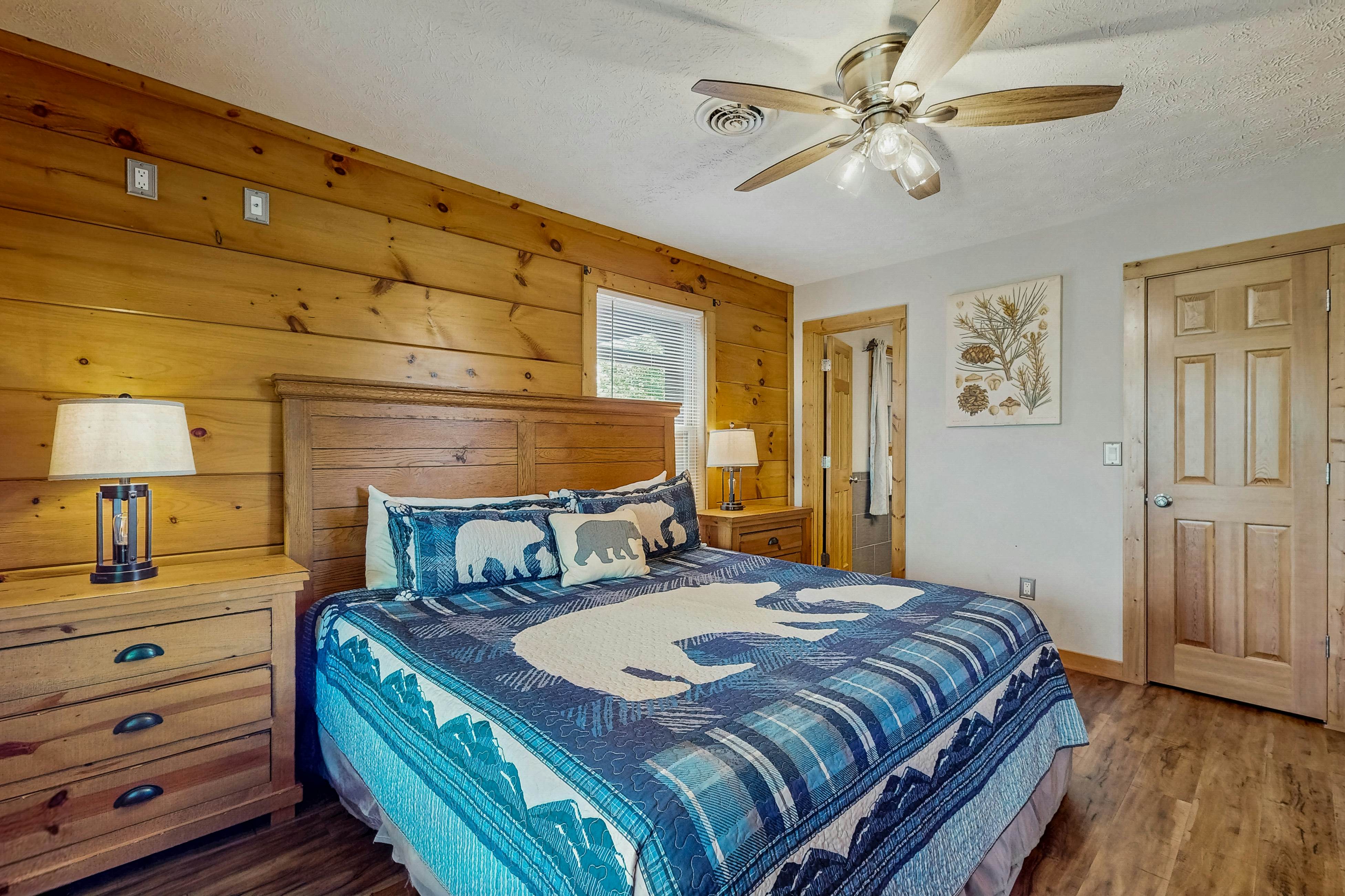 Luxury Cabin w/ Hot Tub, Two-Tier Deck, Panoramic Views & Free Attraction Passes