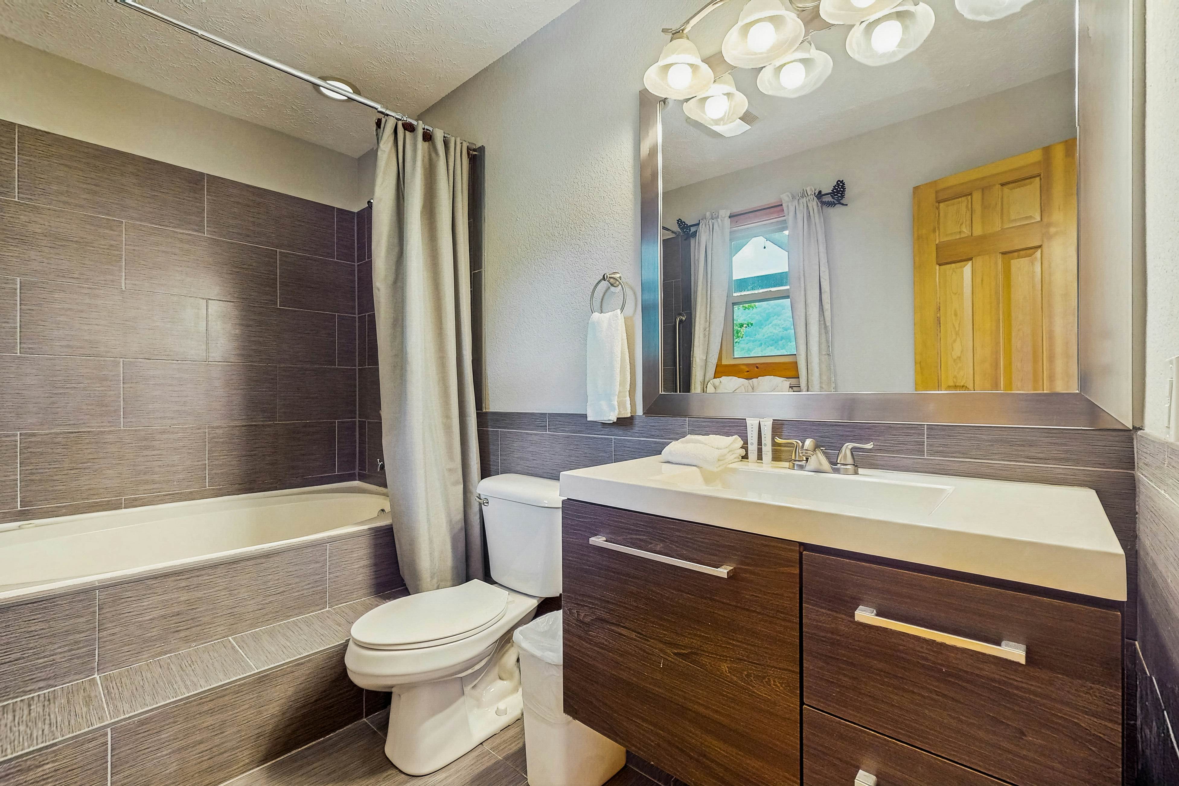 Luxury Cabin w/ Hot Tub, Two-Tier Deck, Panoramic Views & Free Attraction Passes