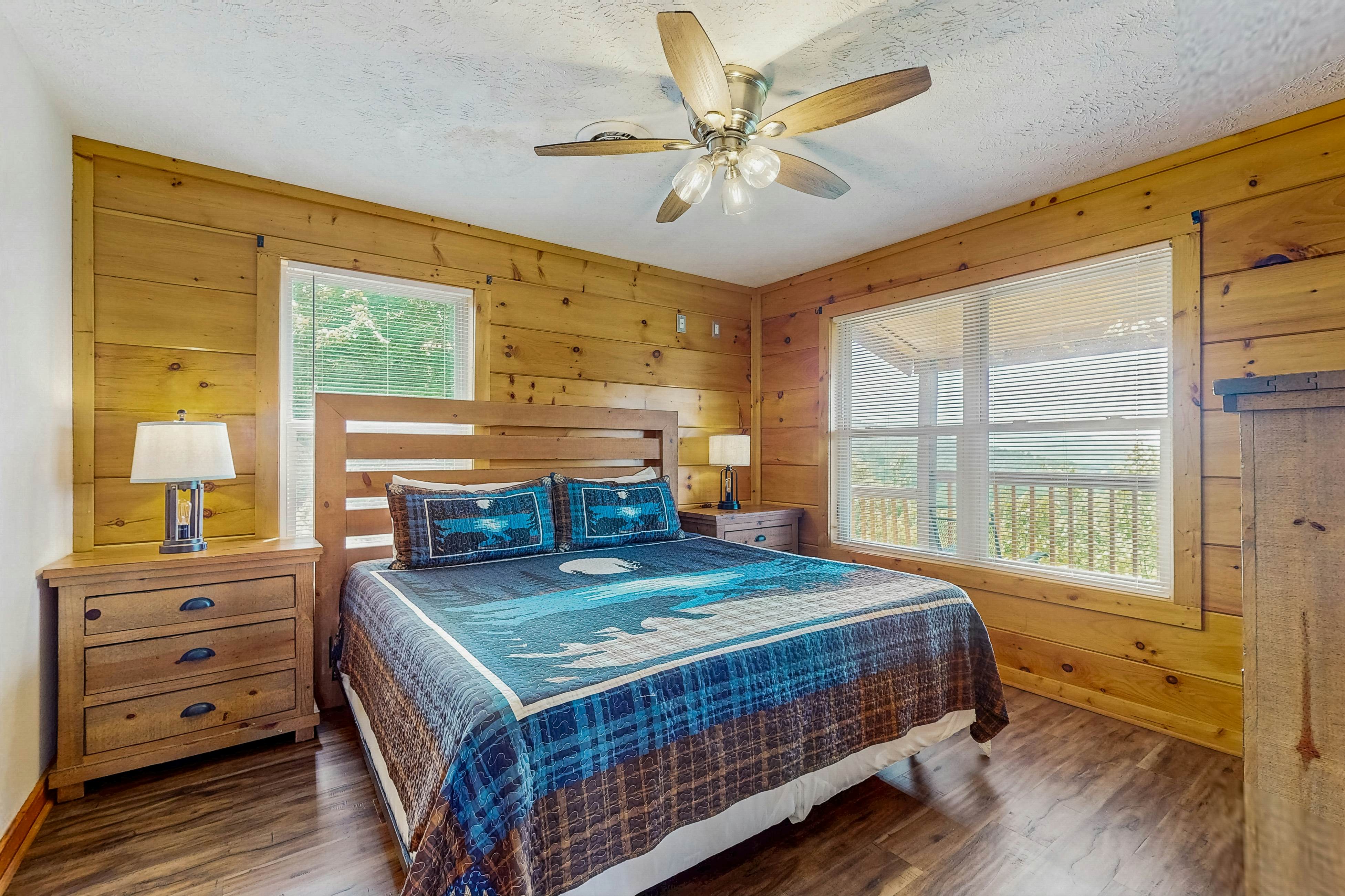 Luxury Cabin w/ Hot Tub, Two-Tier Deck, Panoramic Views & Free Attraction Passes