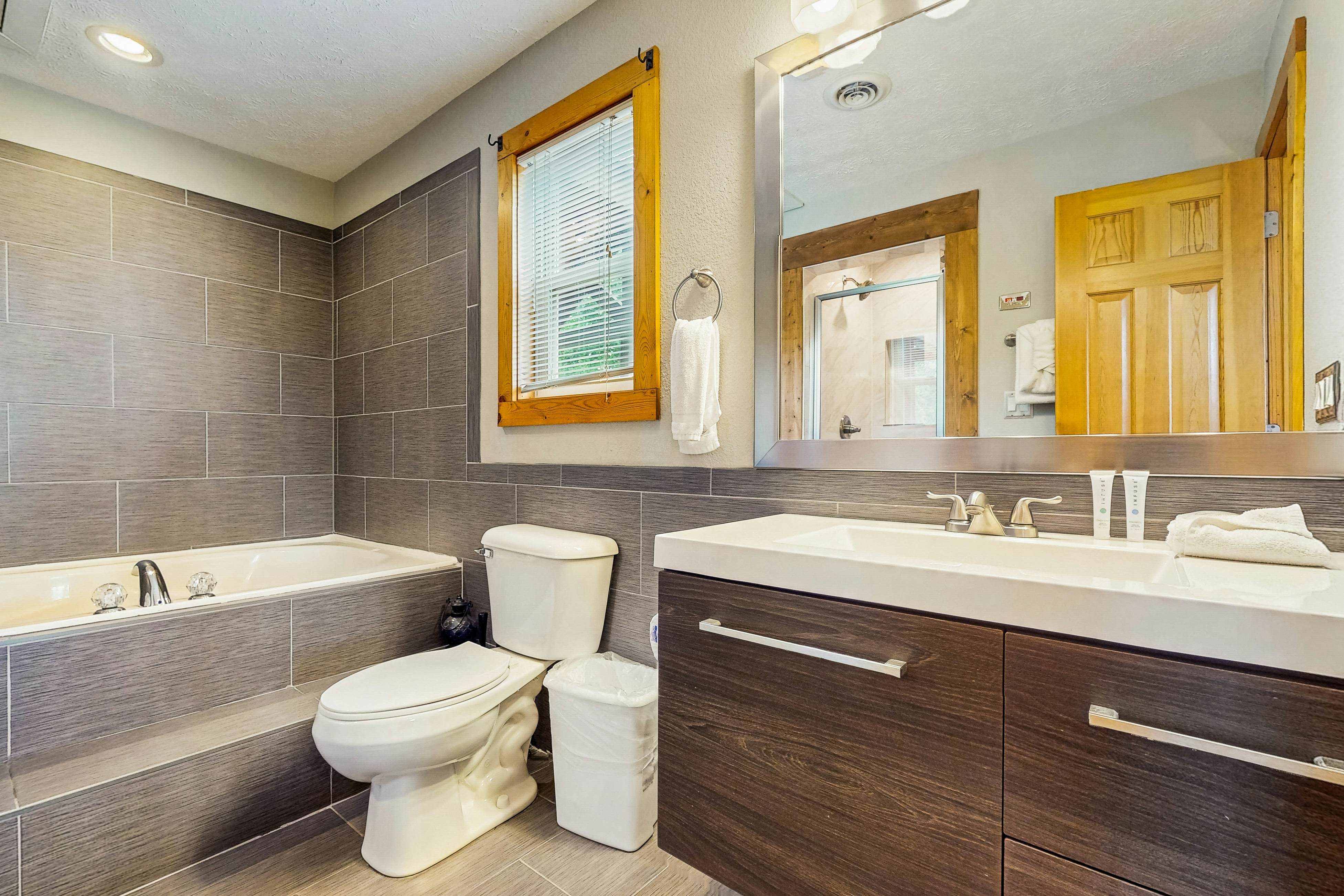 Luxury Cabin w/ Hot Tub, Two-Tier Deck, Panoramic Views & Free Attraction Passes