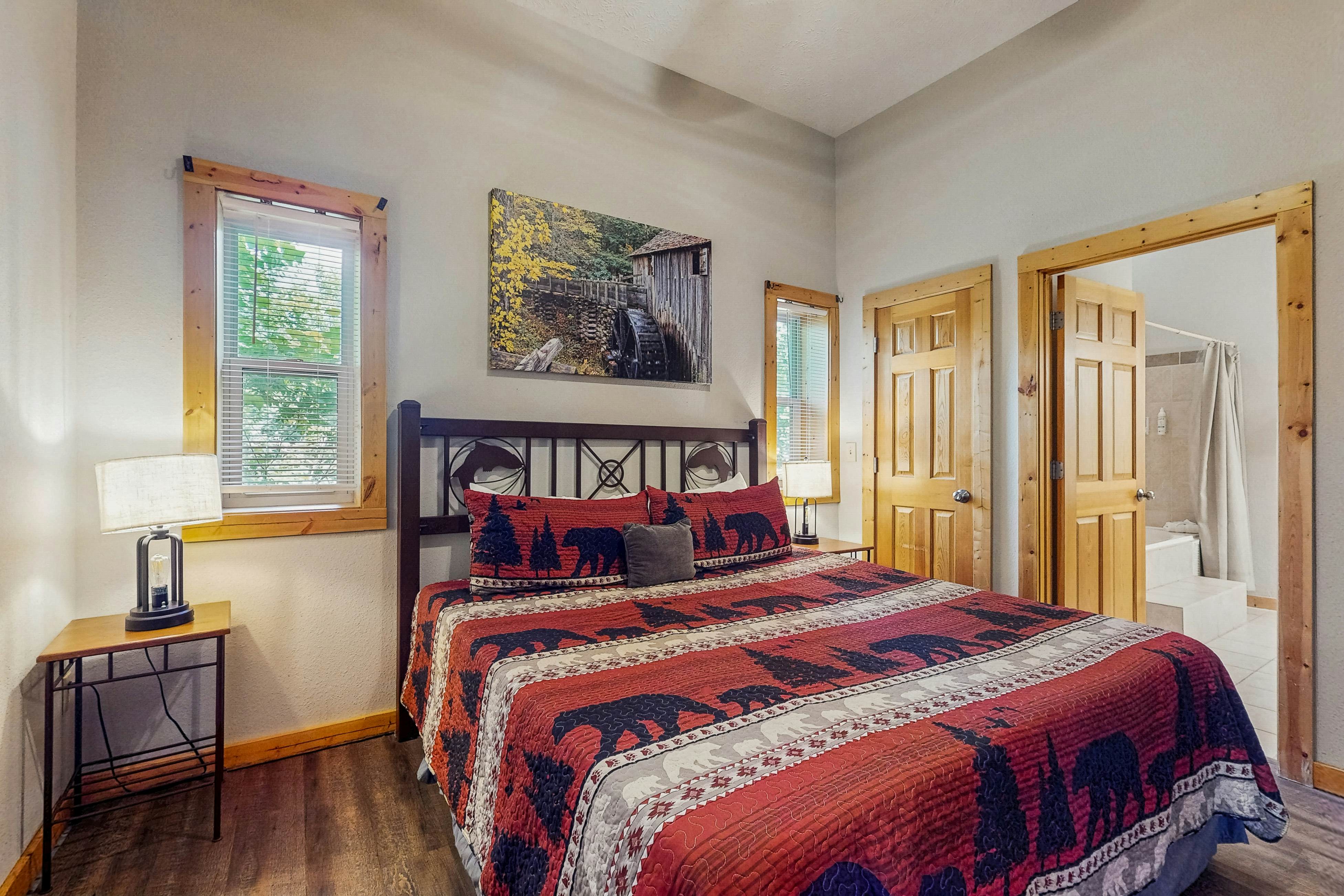 Luxury Cabin w/ Hot Tub, Two-Tier Deck, Panoramic Views & Free Attraction Passes