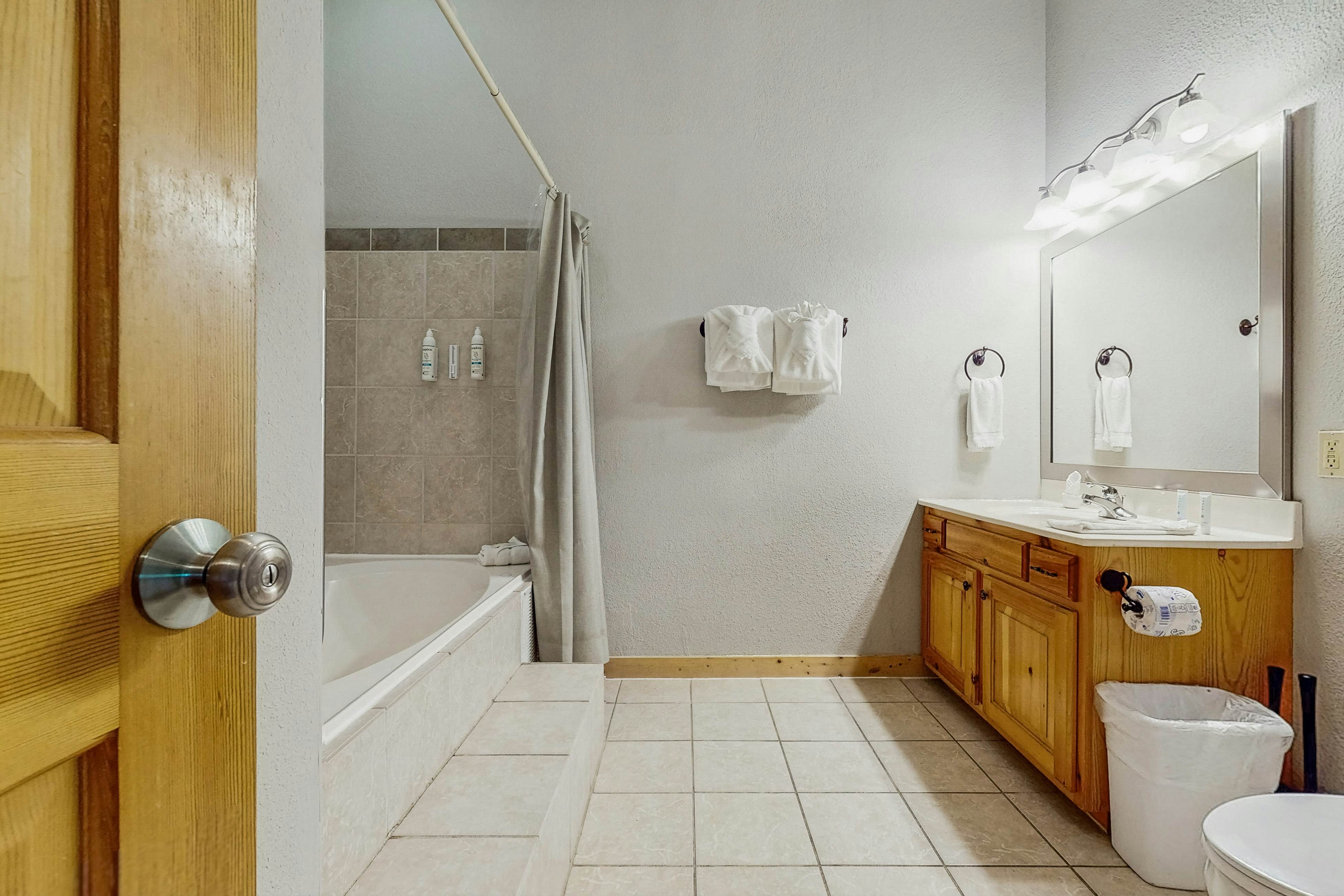 Luxury Cabin w/ Hot Tub, Two-Tier Deck, Panoramic Views & Free Attraction Passes