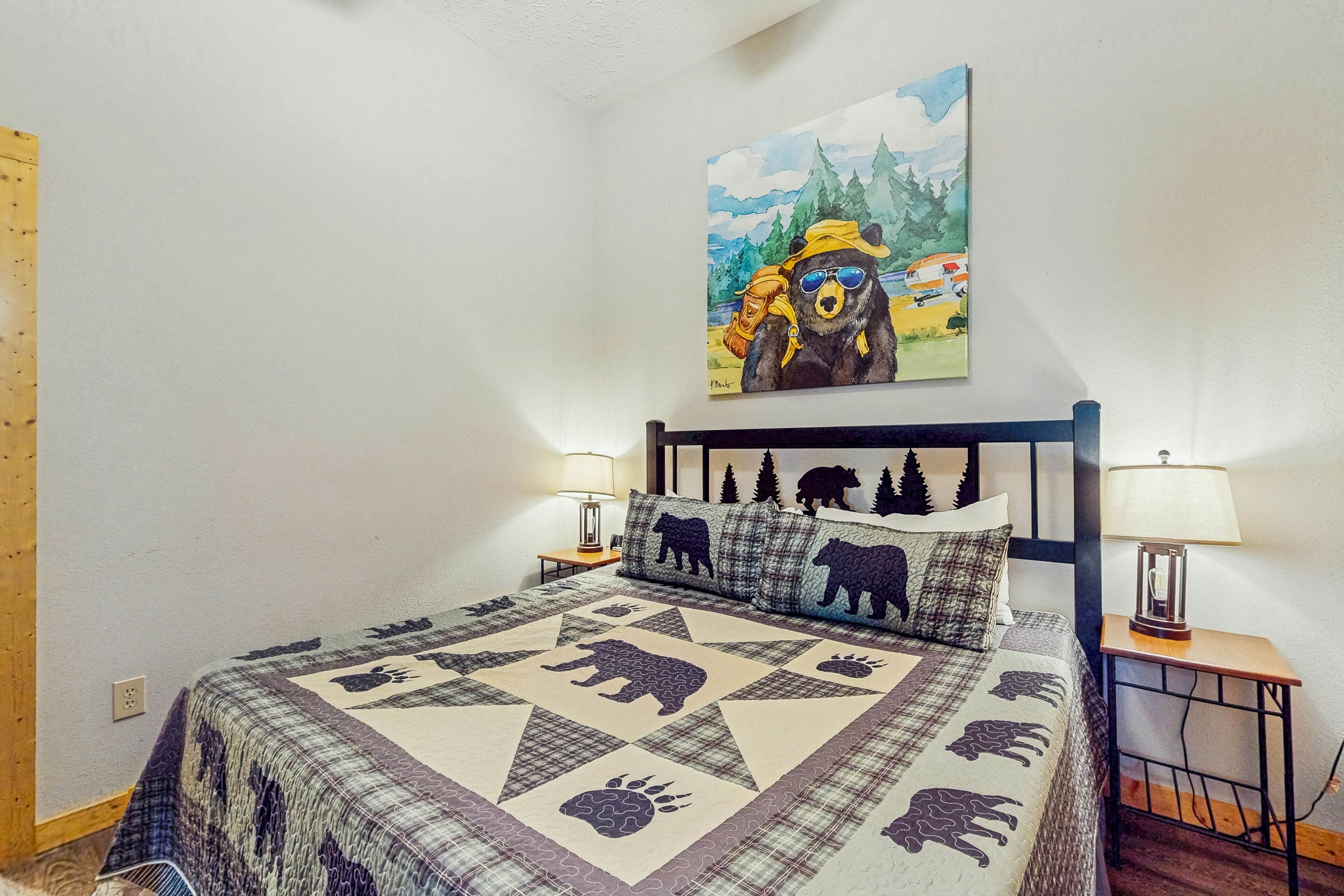 Luxury Cabin w/ Hot Tub, Two-Tier Deck, Panoramic Views & Free Attraction Passes