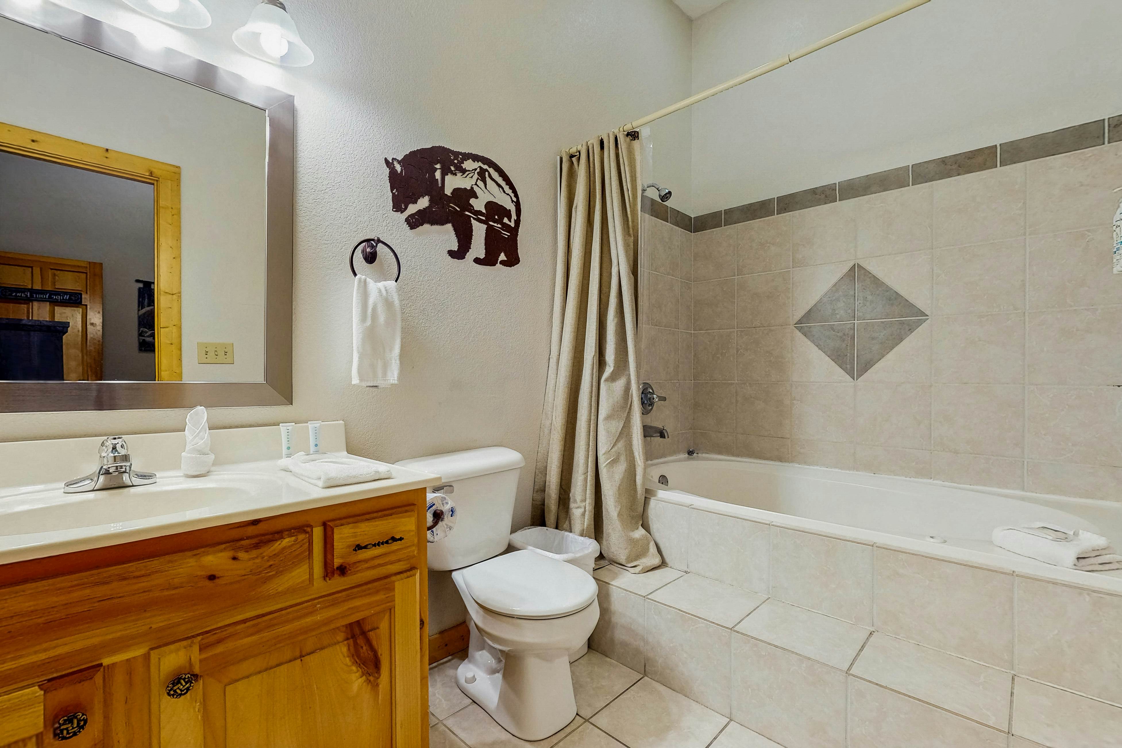 Luxury Cabin w/ Hot Tub, Two-Tier Deck, Panoramic Views & Free Attraction Passes