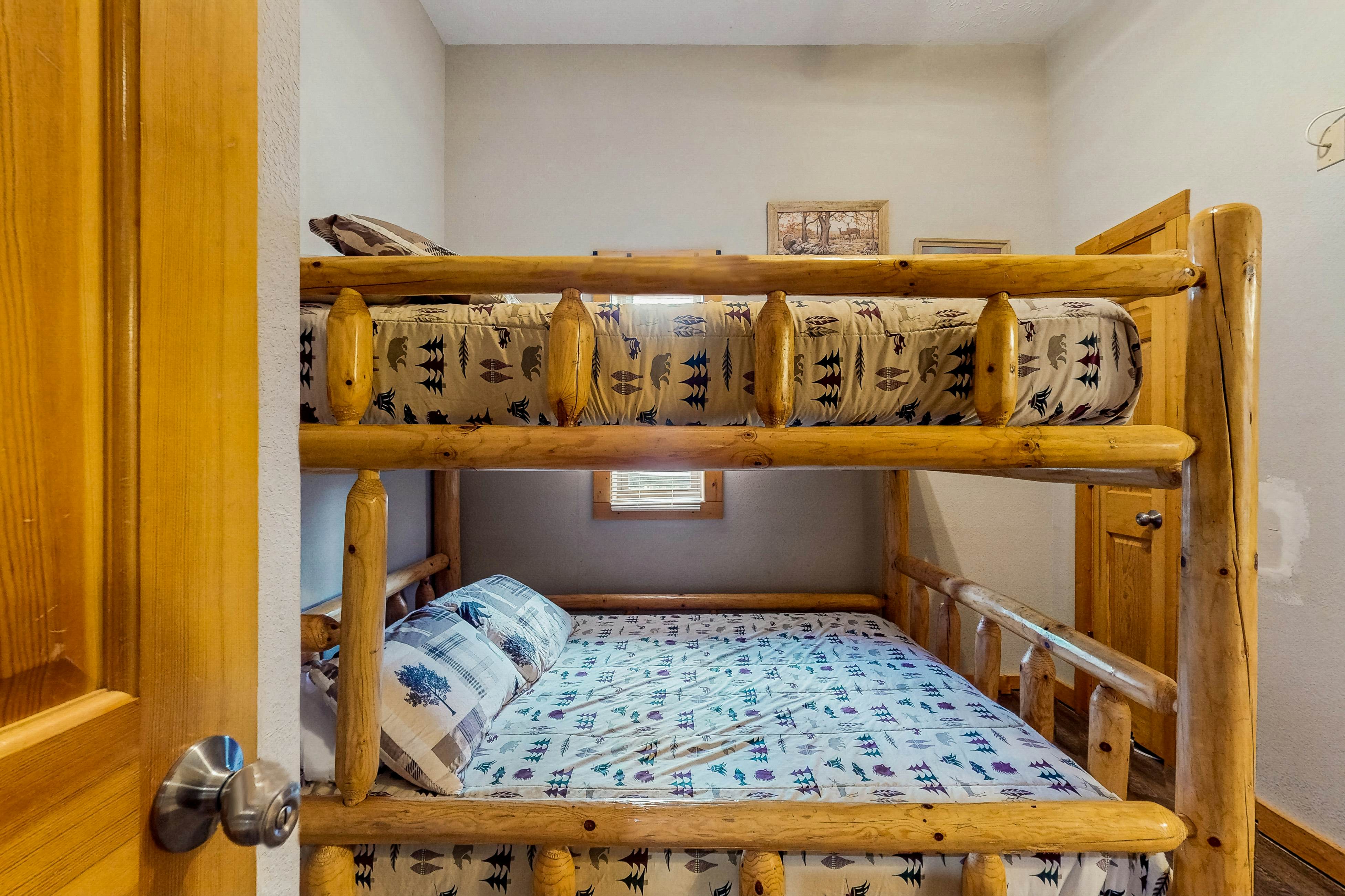 Luxury Cabin w/ Hot Tub, Two-Tier Deck, Panoramic Views & Free Attraction Passes