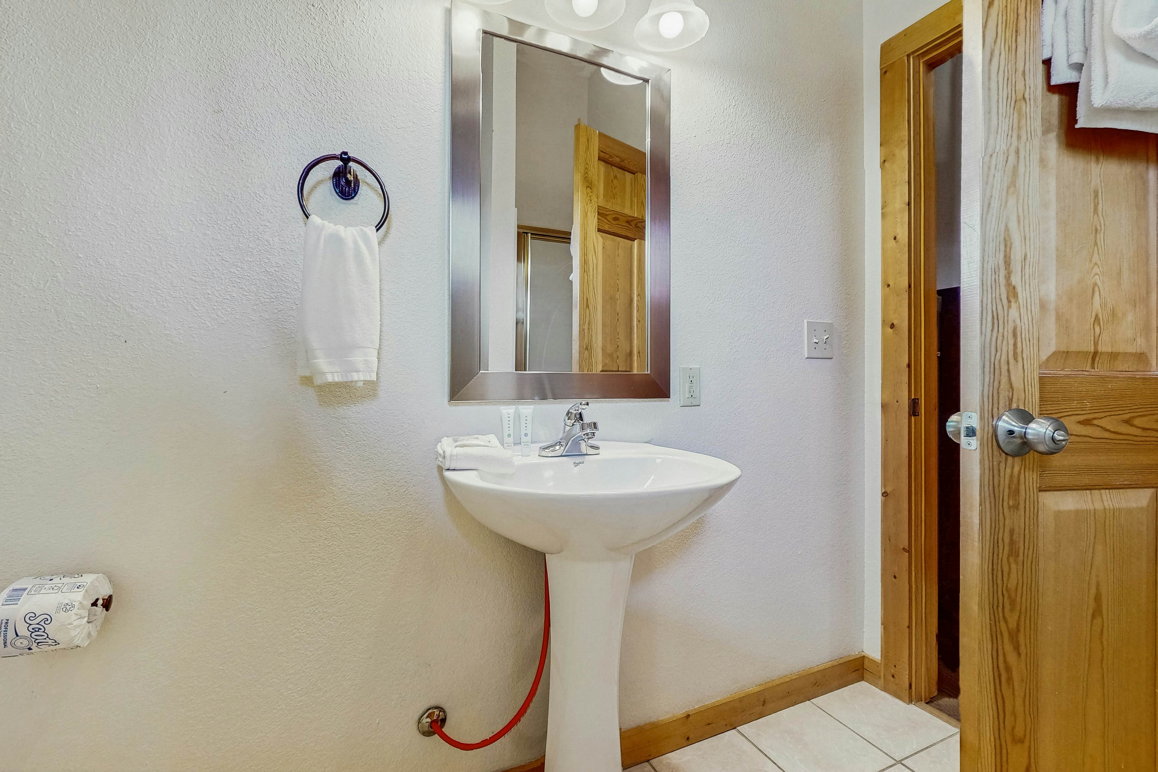 Luxury Cabin w/ Hot Tub, Two-Tier Deck, Panoramic Views & Free Attraction Passes