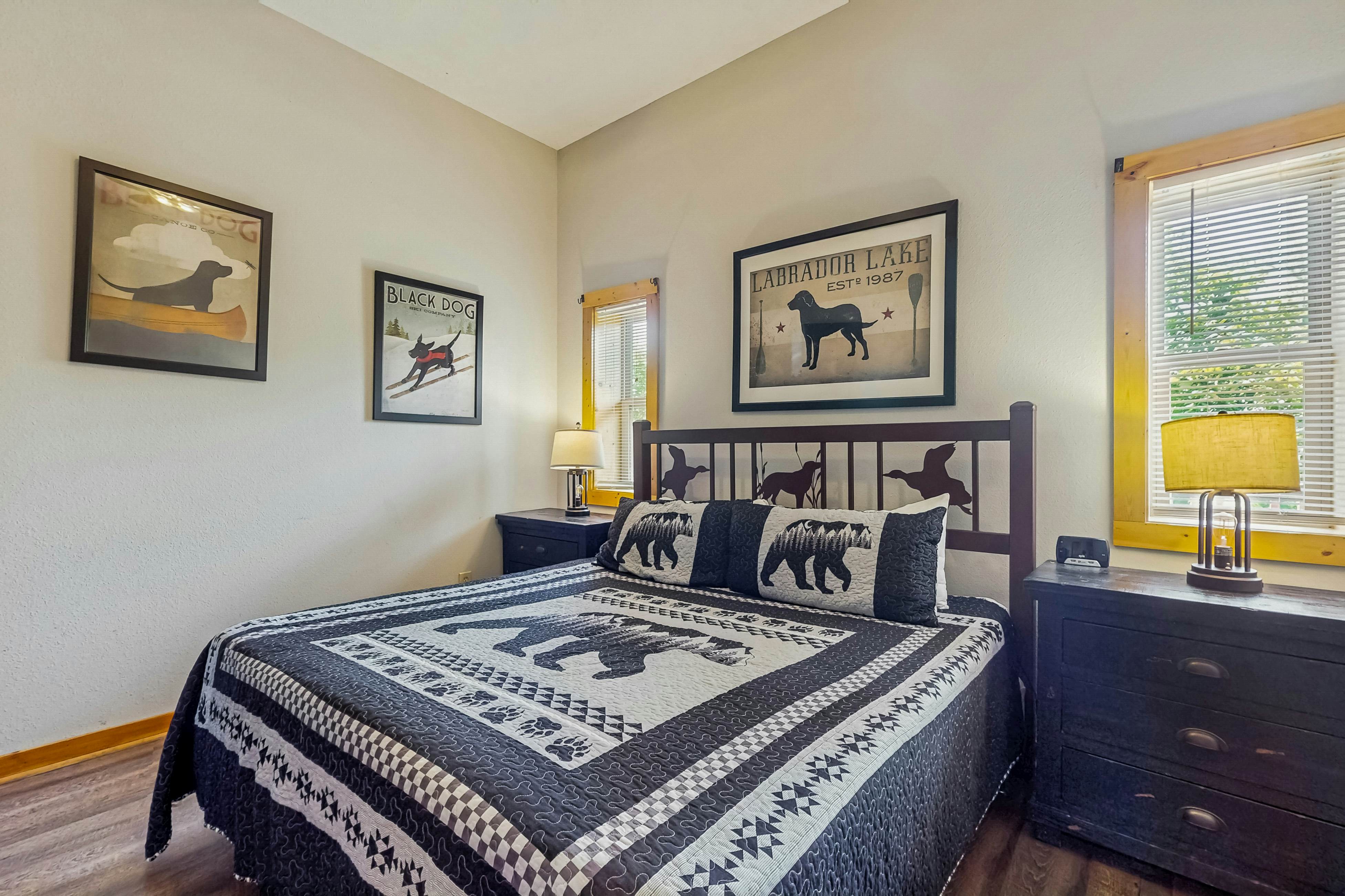 Luxury Cabin w/ Hot Tub, Two-Tier Deck, Panoramic Views & Free Attraction Passes