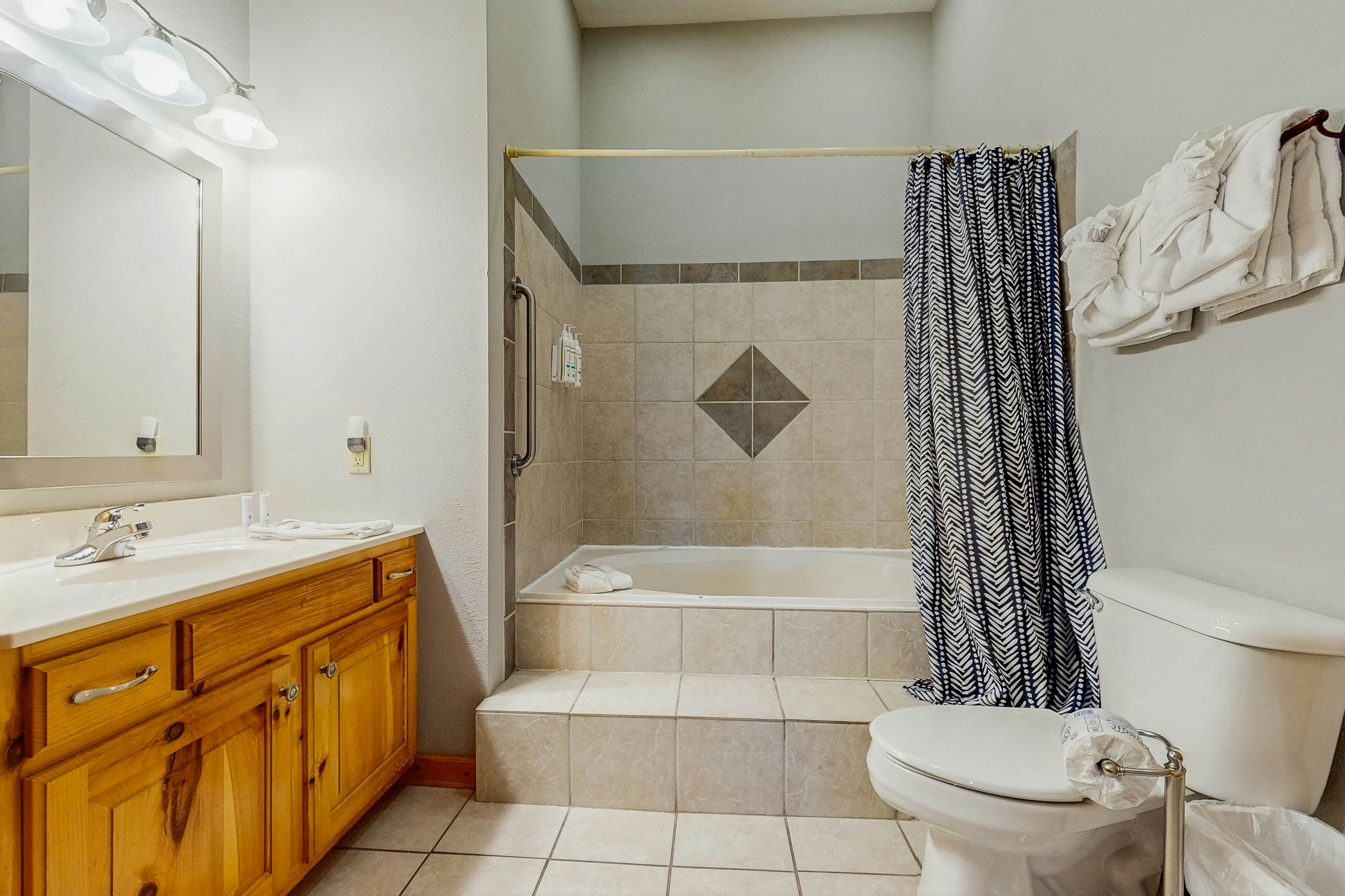 Luxury Cabin w/ Hot Tub, Two-Tier Deck, Panoramic Views & Free Attraction Passes