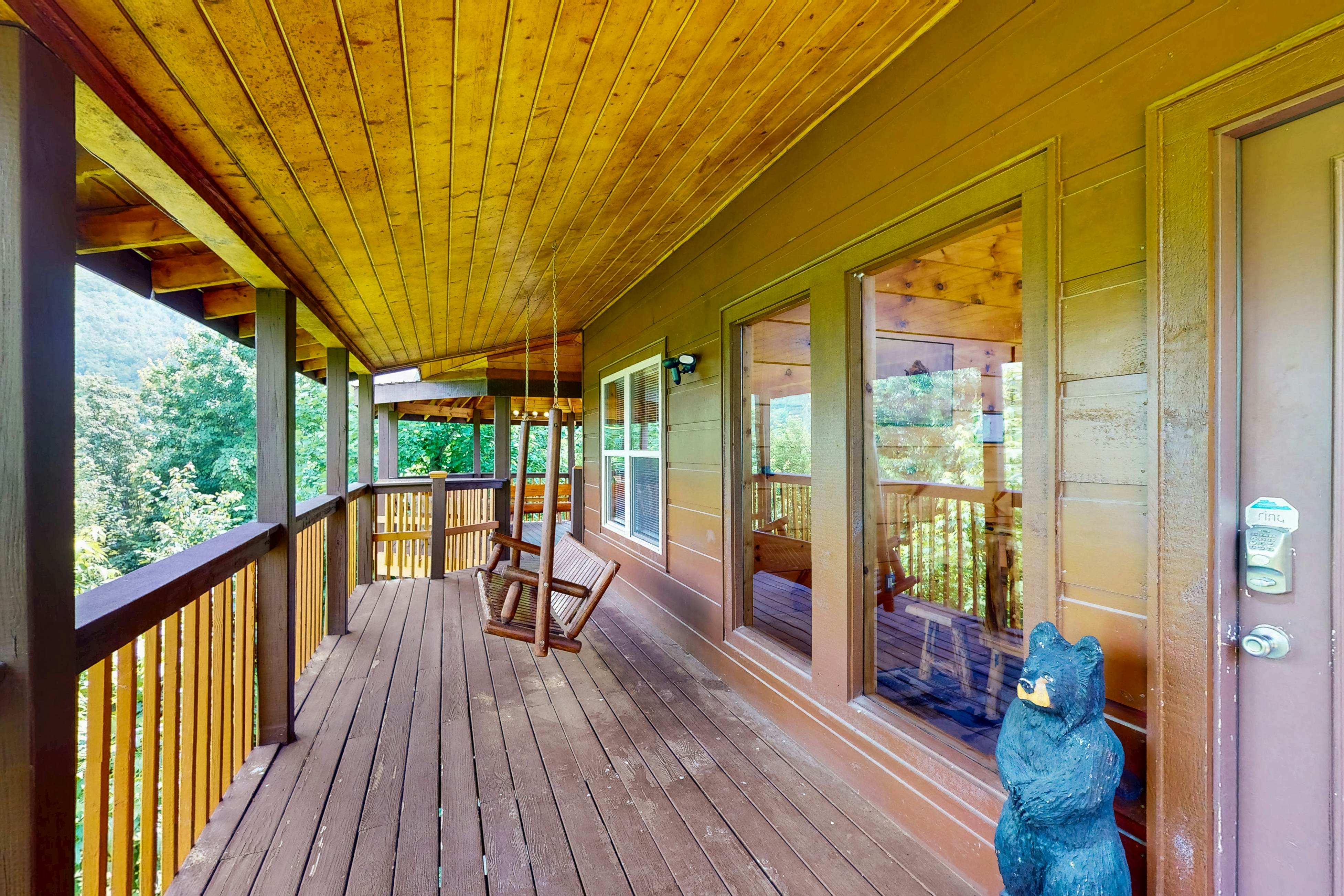 Luxury Cabin w/ Hot Tub, Two-Tier Deck, Panoramic Views & Free Attraction Passes