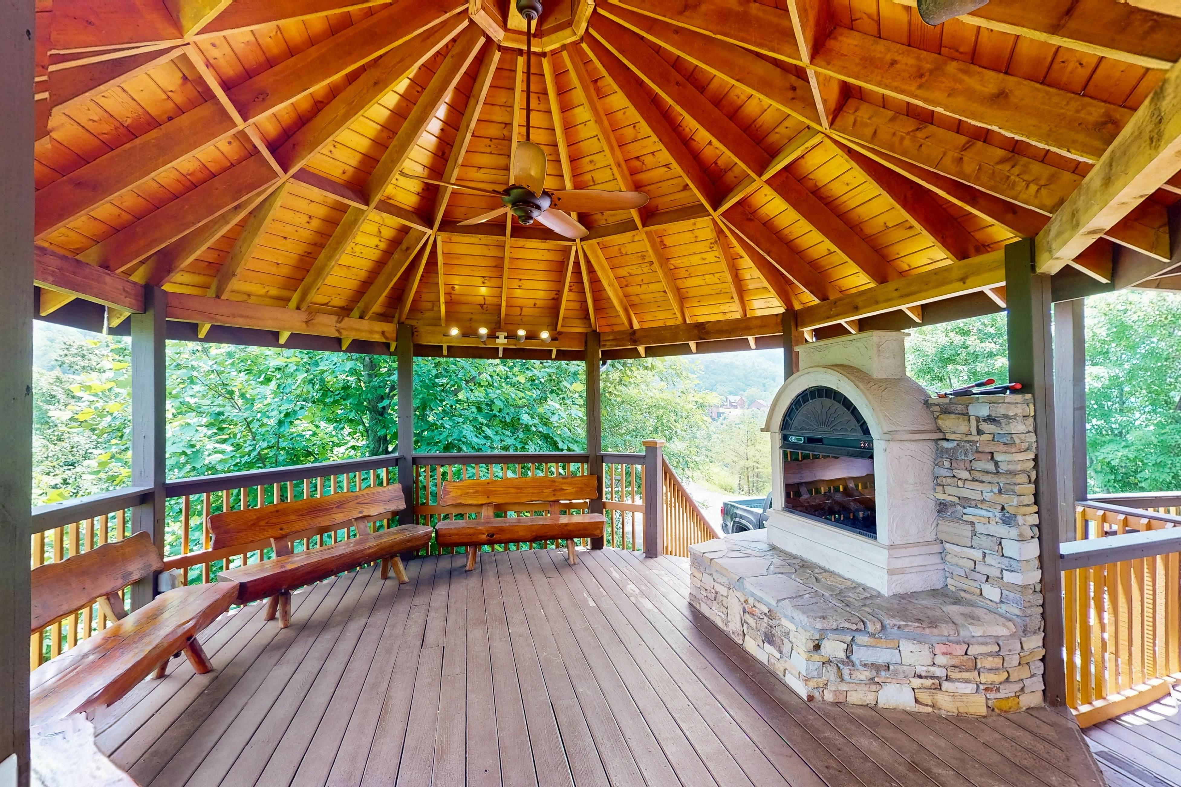 Luxury Cabin w/ Hot Tub, Two-Tier Deck, Panoramic Views & Free Attraction Passes